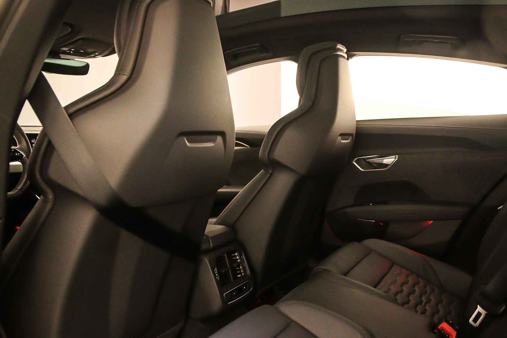 Audi e-tron GT RS 600PK | Head-up | Stoelventilatie | Optiek Zwart | Leder | B&O | Keyless | Rondomzicht | Laser | Luchtvering | Stuurwiel-verwarming| - 38/55