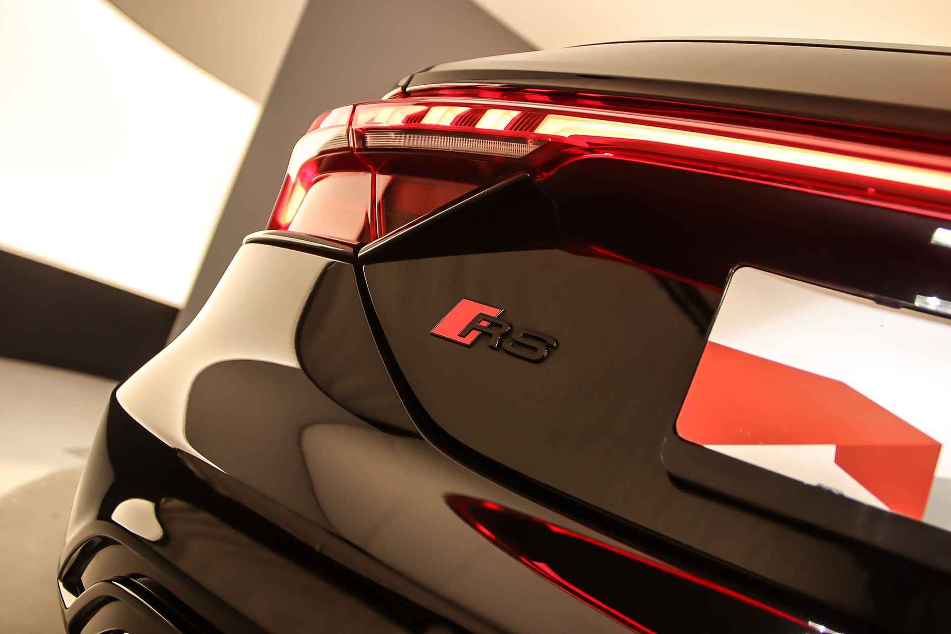 Audi e-tron GT RS 600PK | Head-up | Stoelventilatie | Optiek Zwart | Leder | B&O | Keyless | Rondomzicht | Laser | Luchtvering | Stuurwiel-verwarming| - 42/55