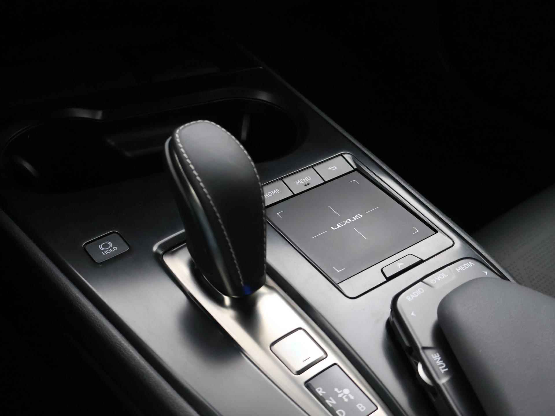 Lexus UX 300e 54 kWh *8% BIJTELLING* + LEDER / STOELVERW. / ADAPTIVE CRUISE / CAMERA / 18 INCH / APPLE CARPLAY - 21/52