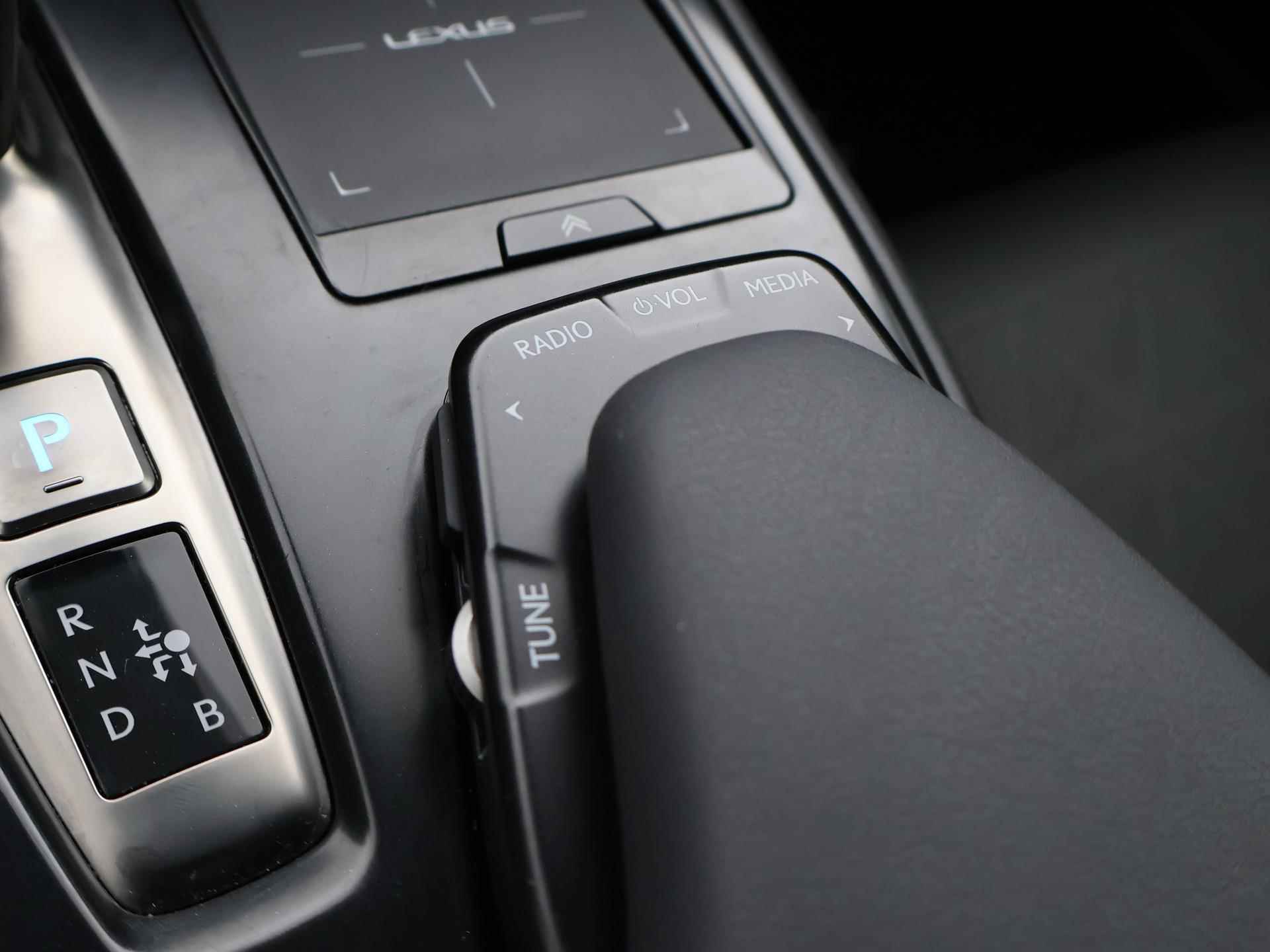 Lexus UX 300e 54 kWh *8% BIJTELLING* + LEDER / STOELVERW. / ADAPTIVE CRUISE / CAMERA / 18 INCH / APPLE CARPLAY - 35/52