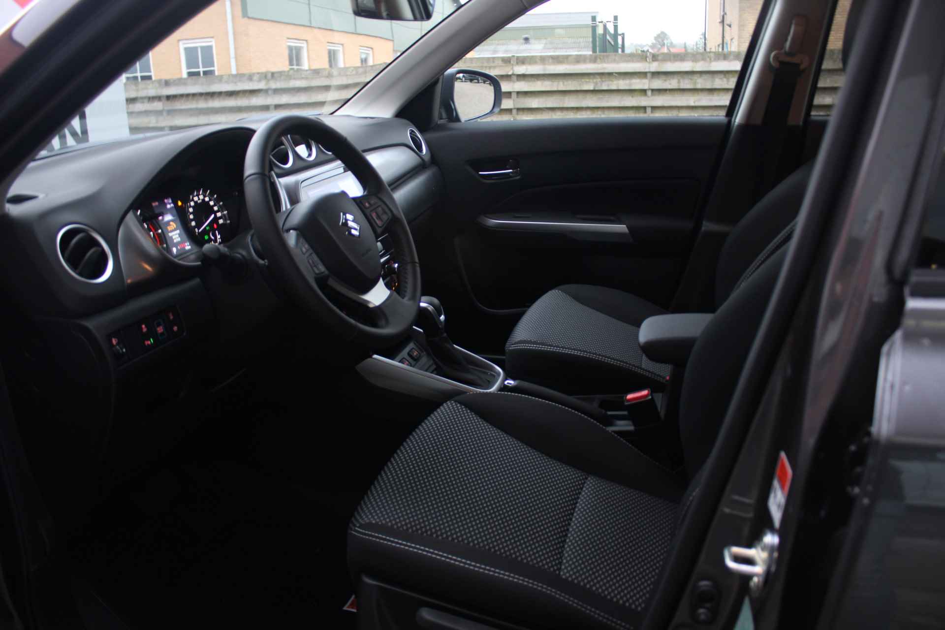 Suzuki Vitara 1.5 Hybrid Select Navigatie, Cruise Control, Achteruitrijcamera, Voorstoelen Verwarmd - 18/38