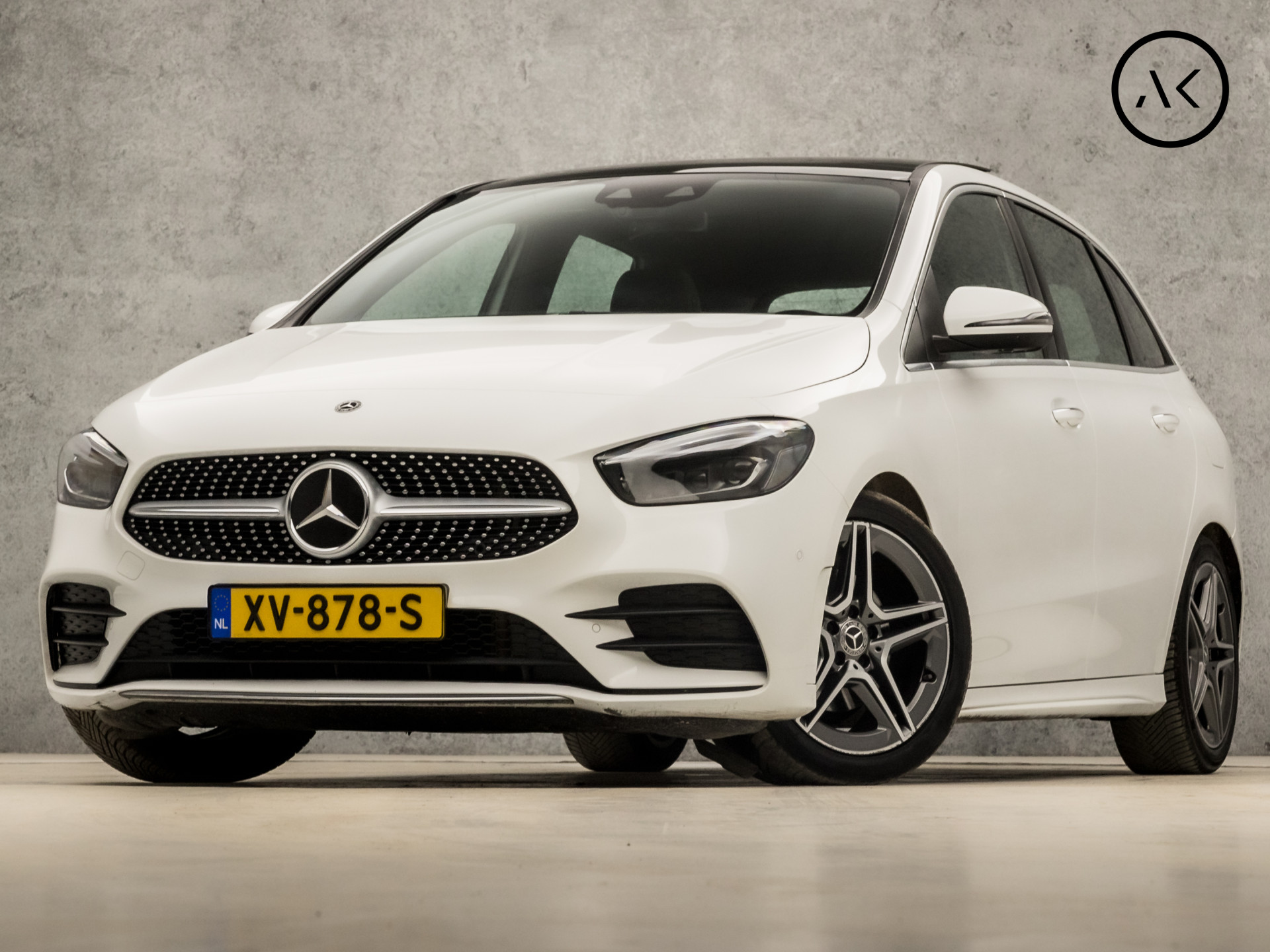 Mercedes-Benz B-Klasse 180 AMG Sport Automaat (DUBBEL PANORAMADAK, SFEERVERLICHTING, MEMORY SEATS, APPLE CARPLAY, GROOT NAVI, LEDER/ALCANTARA, MULTIBEAM LED, ADAPTIVE CRUISE, STOELVERWARMING, CAMERA, NIEUWSTAAT)