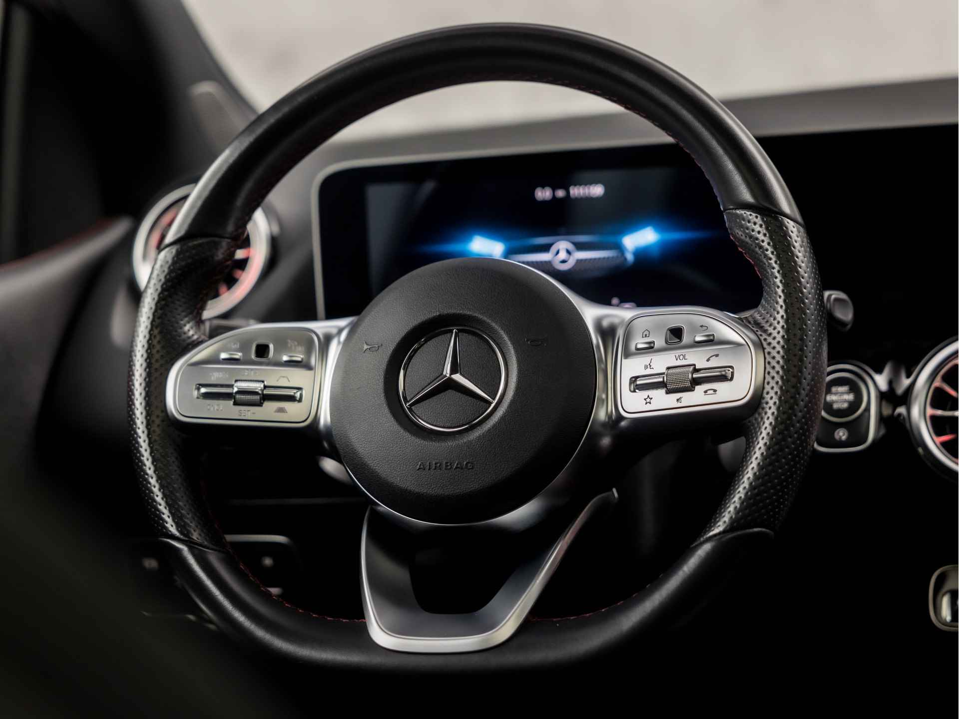 Mercedes-Benz B-Klasse 180 AMG Sport Automaat (DUBBEL PANORAMADAK, SFEERVERLICHTING, MEMORY SEATS, APPLE CARPLAY, GROOT NAVI, LEDER/ALCANTARA, MULTIBEAM LED, ADAPTIVE CRUISE, STOELVERWARMING, CAMERA, NIEUWSTAAT) - 18/36