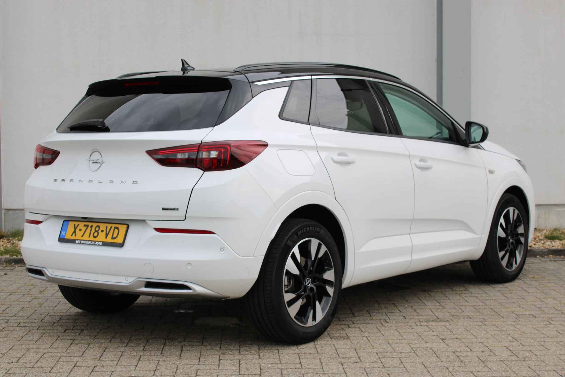 Opel Grandland 1.6 T. 225 pk Hybrid Level 3 / Elegance / DEMO DEAL / Navigatie / Stuur -en Stoelverwarmd / Camera / Dode Hoek / Carplay / 18'' LMV / '' vraag een vrijblijvende offerte aan '' - 4/39