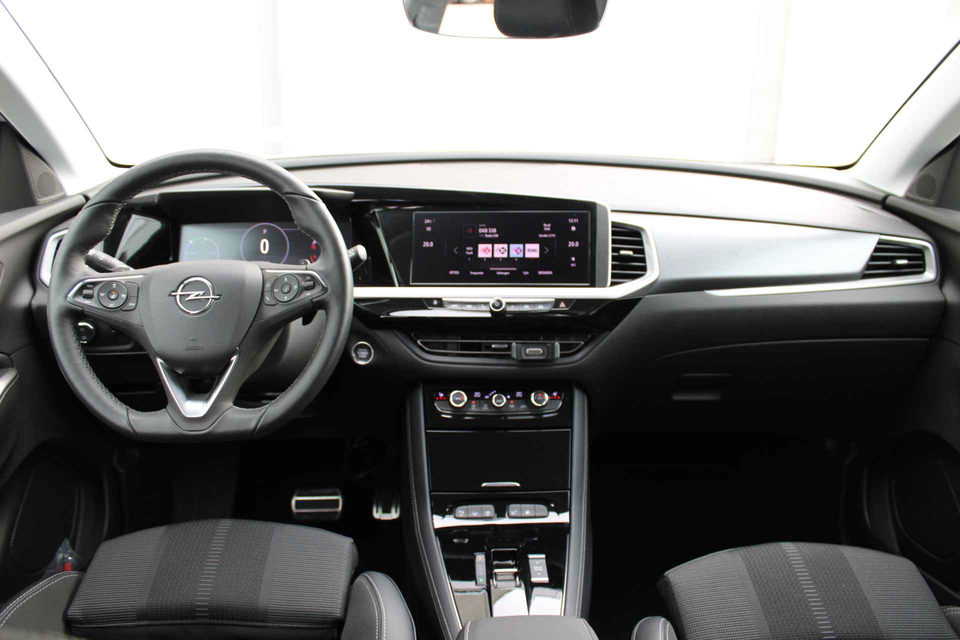 Opel Grandland 1.6 T. 225 pk Hybrid Level 3 / Elegance / DEMO DEAL / Navigatie / Stuur -en Stoelverwarmd / Camera / Dode Hoek / Carplay / 18'' LMV / '' vraag een vrijblijvende offerte aan '' - 5/39