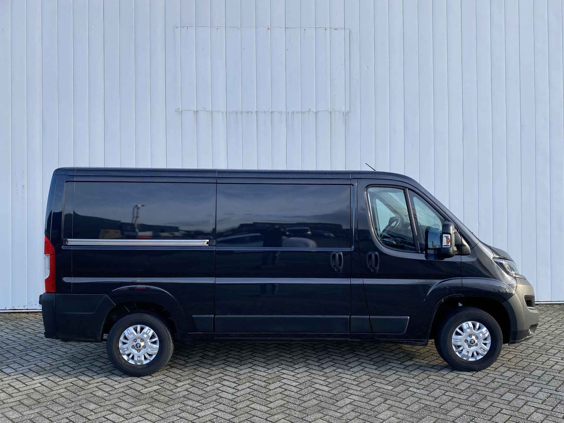 Peugeot Boxer 330 2.2 BlueHDi 120 L2H1 Asphalt | Weinig kilometers | Leder | Navigatie | Achteruitrijcamera | Trekhaak | Lichtmetalen velgen - 4/22