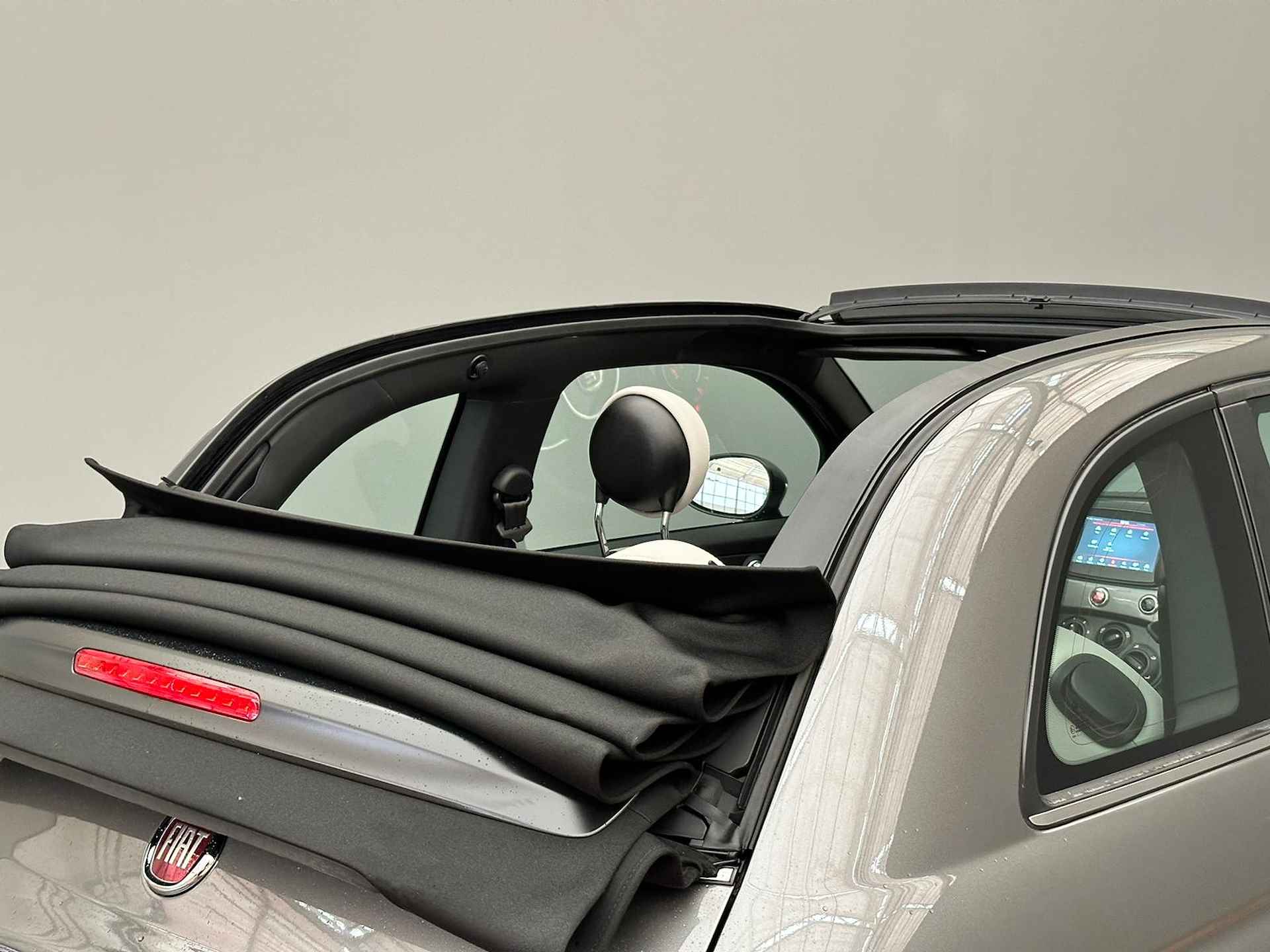 Fiat 500C 1.0 Hybrid Dolcevita Cabriolet | 3778KM! | Carplay | Cruise | LMV 15" | Touchscreen | Bluetooth | Parkeersensoren | All Season | Led Dagrij | - 23/27
