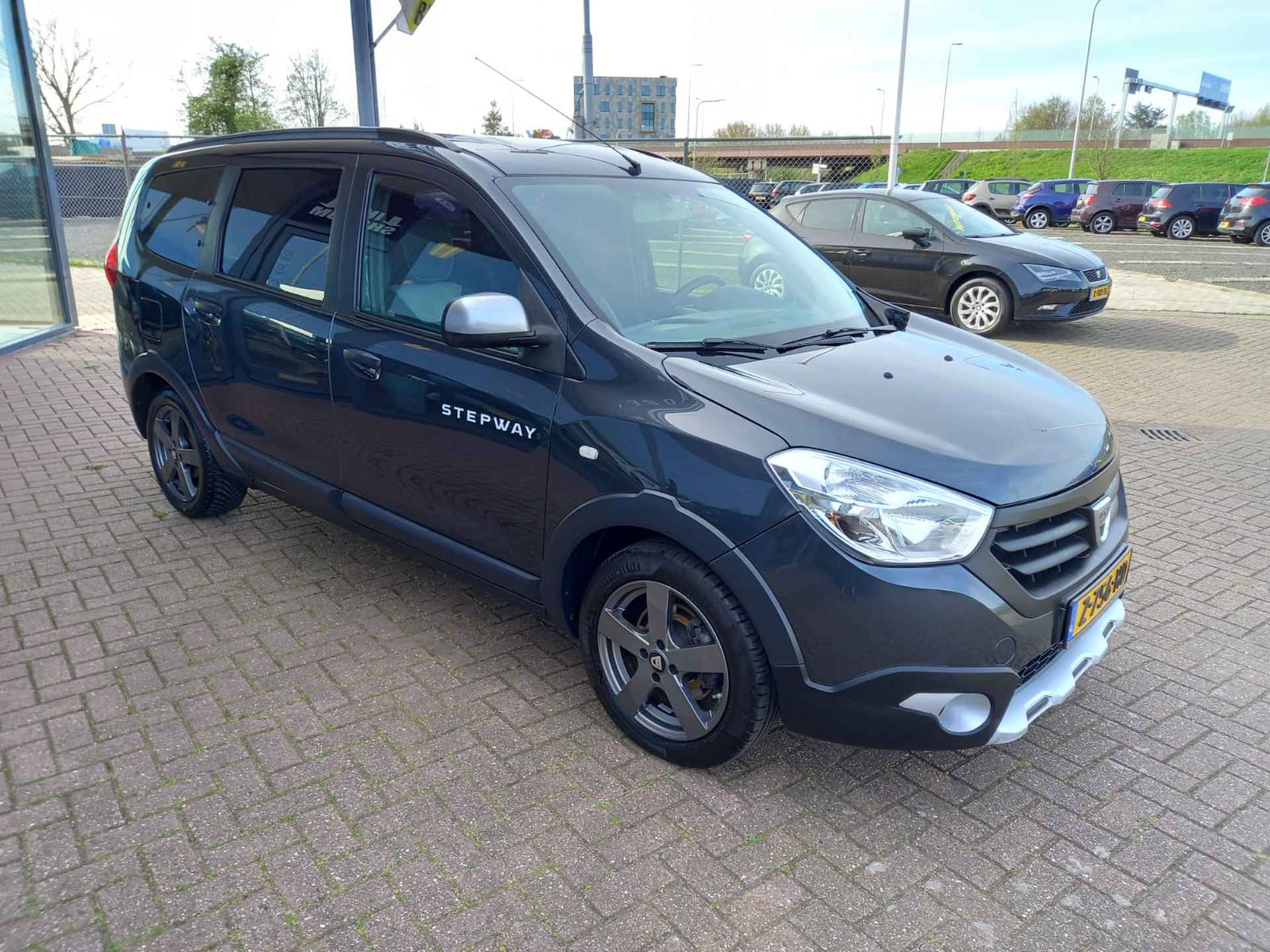 Dacia Lodgy 1.2 TCe Série Limitée Stepway 7p. Airco, Multimedia systeem, Navigatie, Cruise control, Bluetooth telefoonverbinding, Parkeersen Nette auto, BOVAG - 4/27