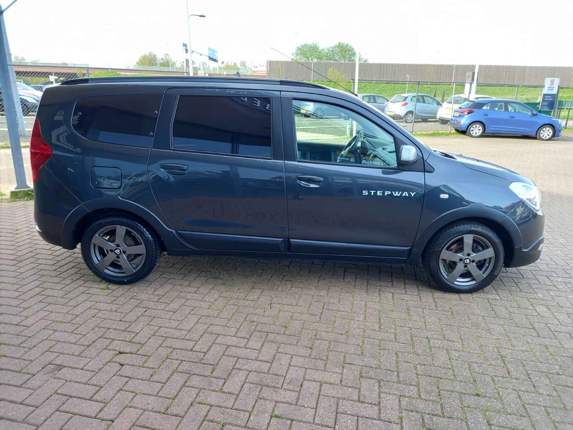 Dacia Lodgy 1.2 TCe Série Limitée Stepway 7p. Airco, Multimedia systeem, Navigatie, Cruise control, Bluetooth telefoonverbinding, Parkeersen Nette auto, BOVAG - 5/27