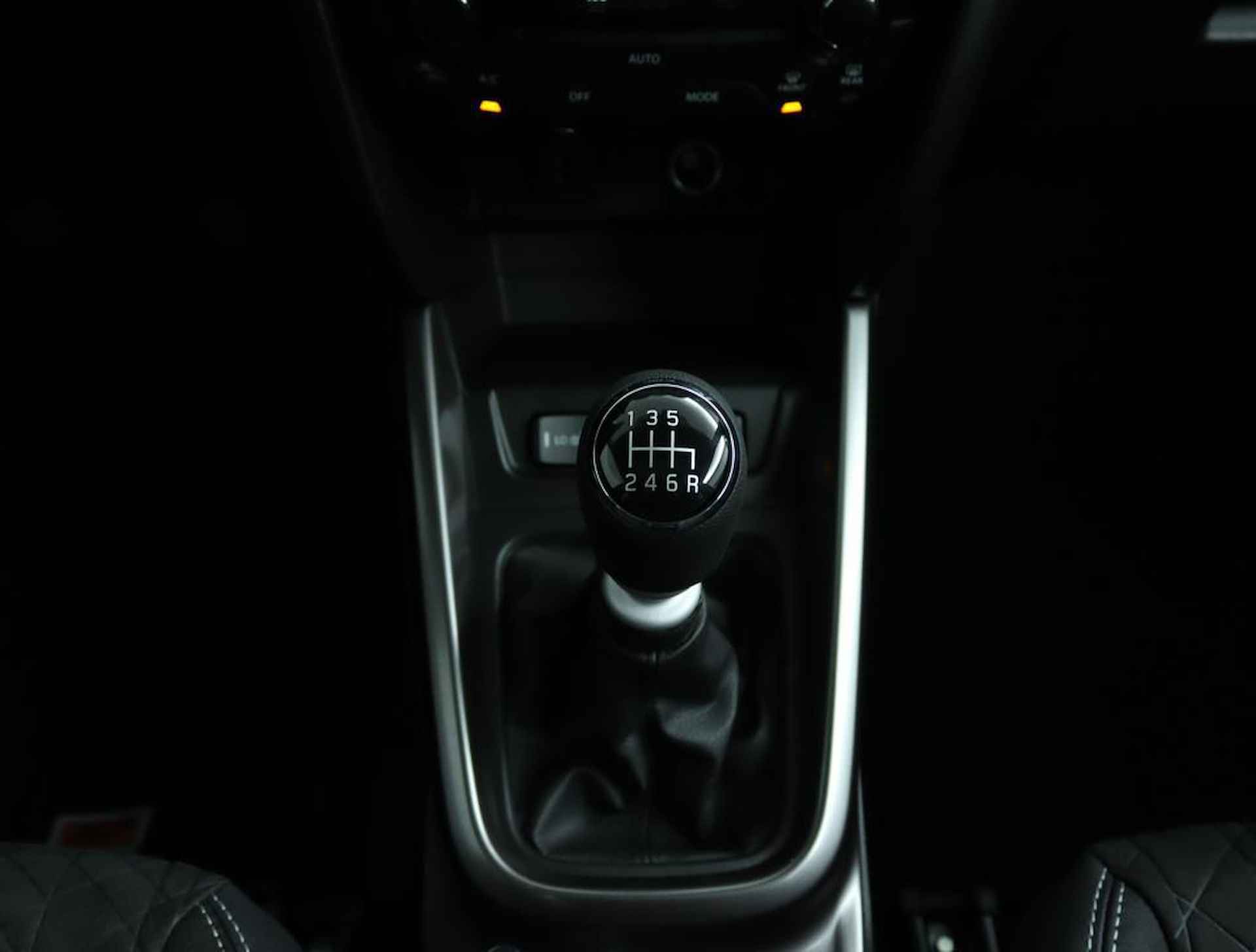 Suzuki Vitara 1.4 Boosterjet Style Rhino Edition Smart Hybrid | Rhino | Climate control | Cruise control adaptive | Navigatie | Camera | Parkeersensoren | Stoelverwarming | Panoramadak | - 26/50
