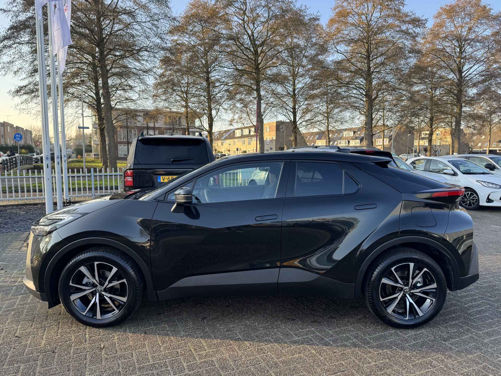 Toyota C-HR 1.8 Hybrid 140 First Edition Dodenhoekdetectie, Navigatie, Parkeersensoren V + A , All-in Rijklaarprijs - 3/40