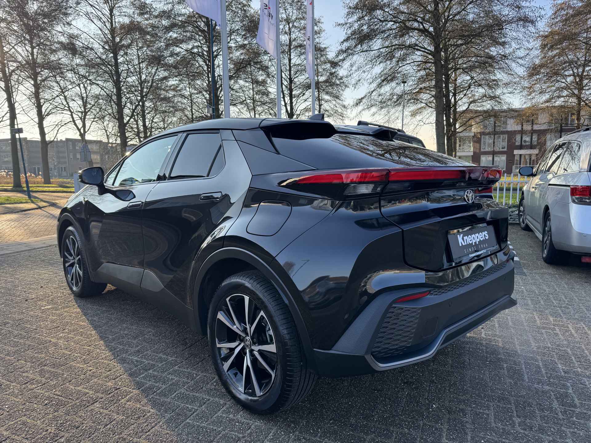 Toyota C-HR 1.8 Hybrid 140 First Edition Dodenhoekdetectie, Navigatie, Parkeersensoren V + A , All-in Rijklaarprijs - 2/40