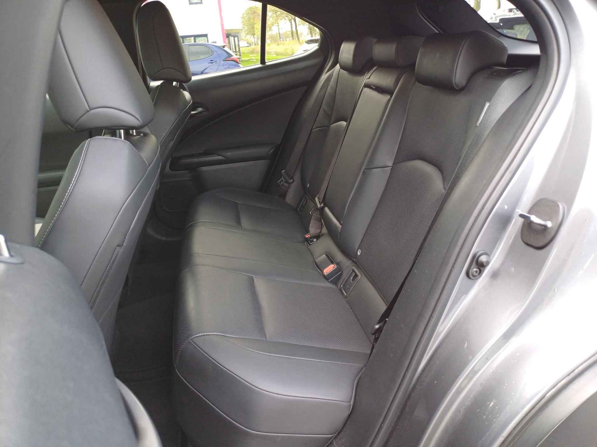Lexus UX 300e Luxury 54 kWh 204 PK | Stoel- & stuurverwarming | Stoelkoeling | Carplay- Android Auto | Zeer compleet - 17/41