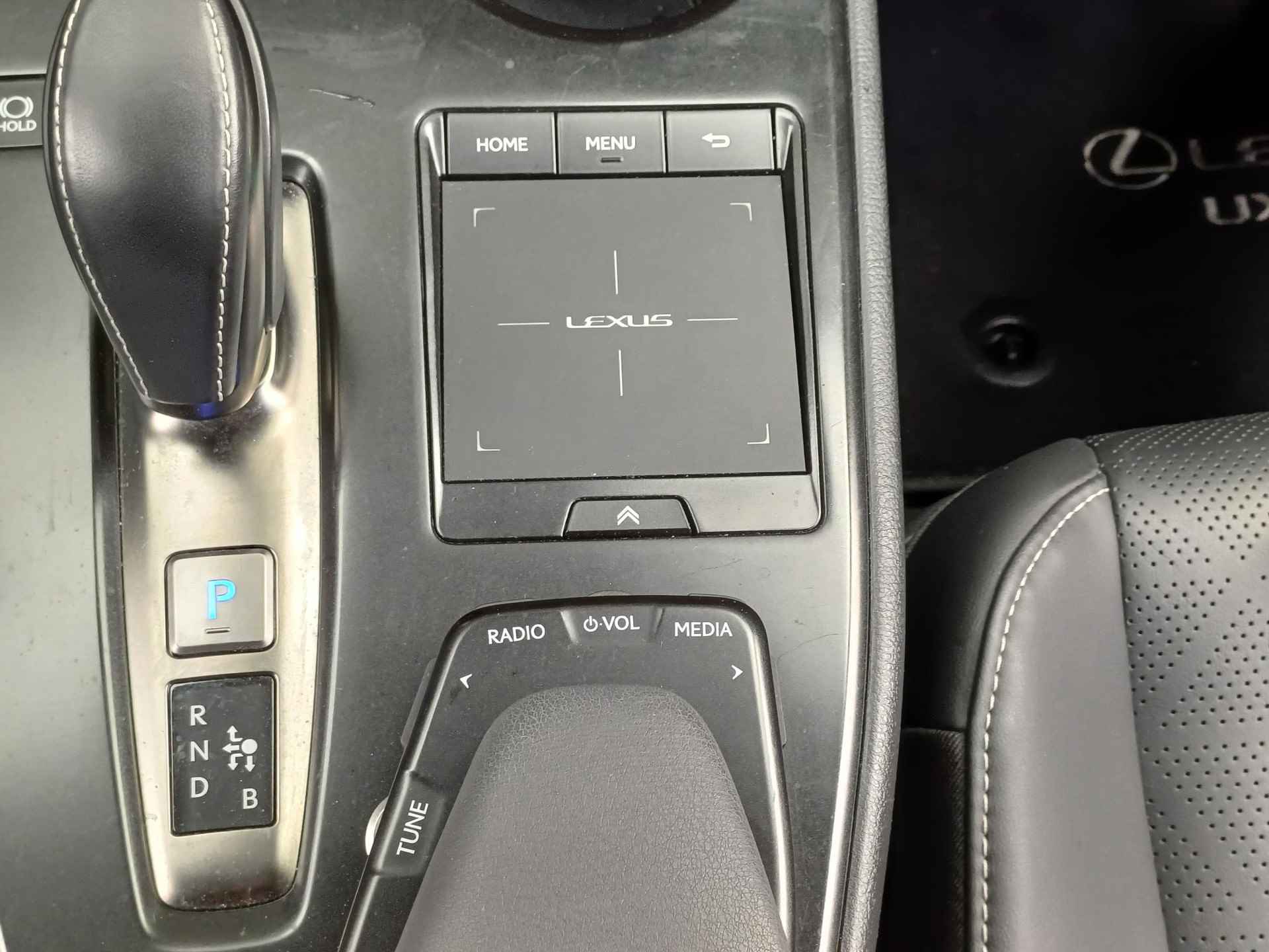 Lexus UX 300e Luxury 54 kWh 204 PK | Stoel- & stuurverwarming | Stoelkoeling | Carplay- Android Auto | Zeer compleet - 28/41