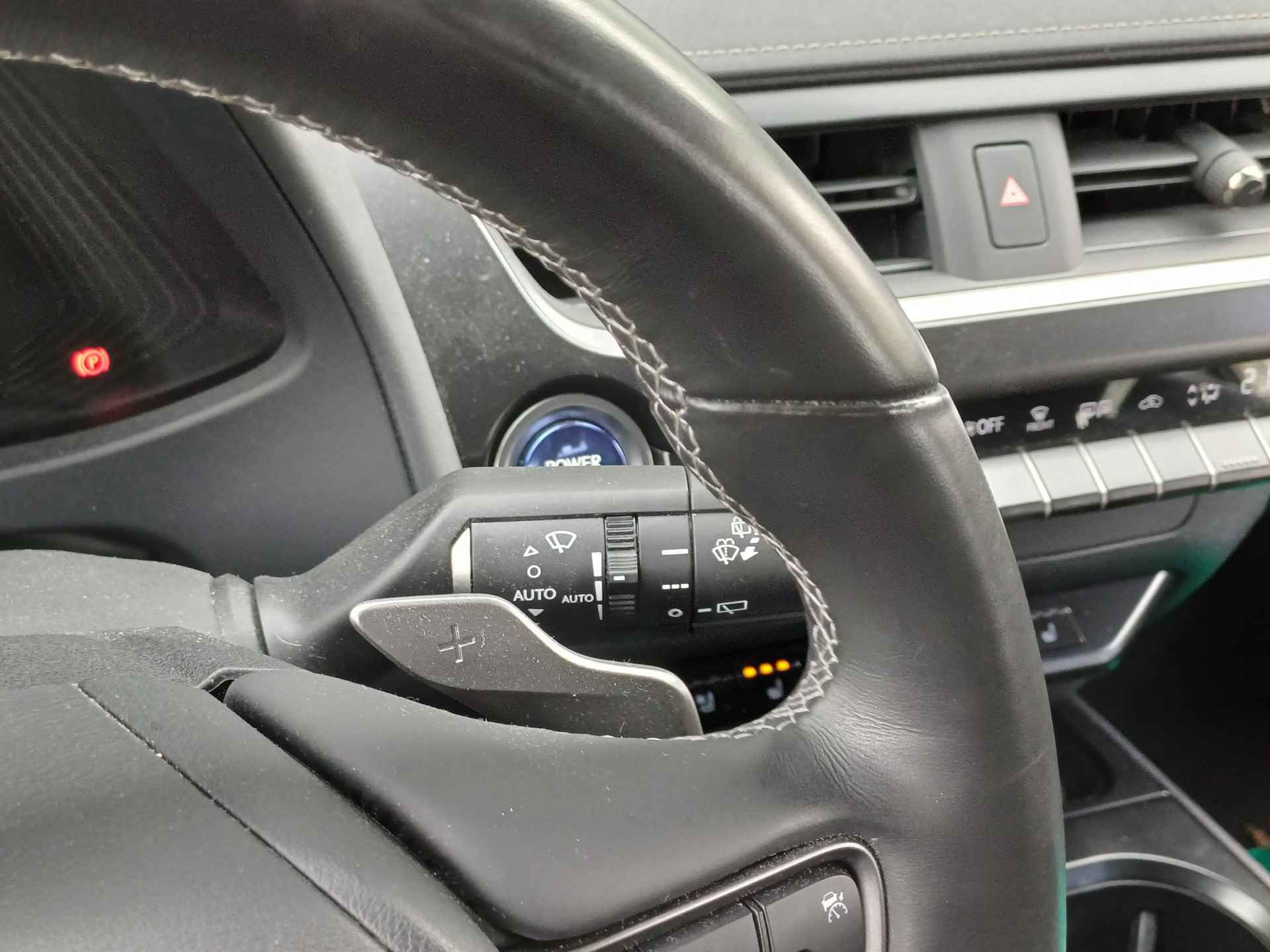 Lexus UX 300e Luxury 54 kWh 204 PK | Stoel- & stuurverwarming | Stoelkoeling | Carplay- Android Auto | Zeer compleet - 38/41