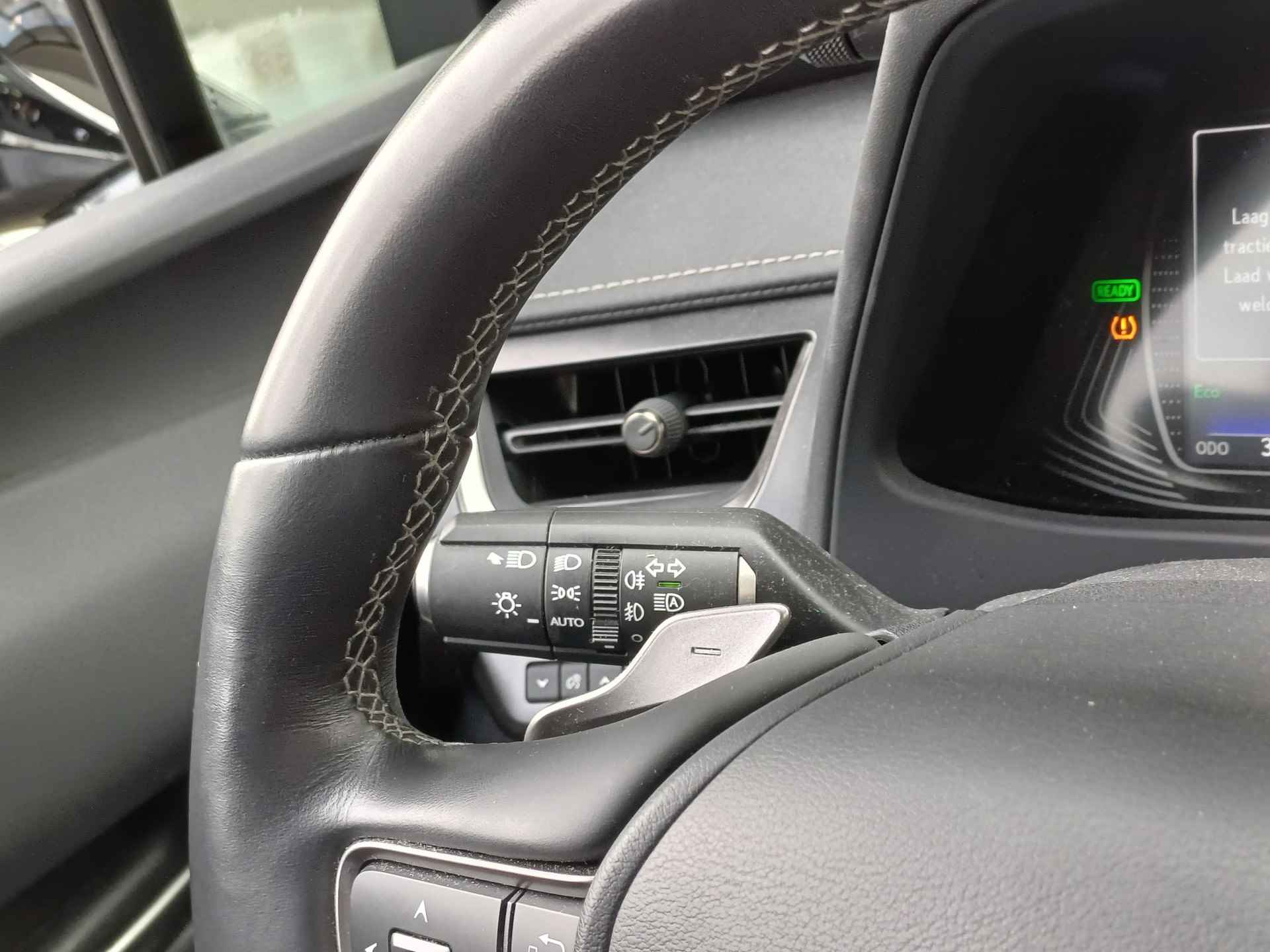 Lexus UX 300e Luxury 54 kWh 204 PK | Stoel- & stuurverwarming | Stoelkoeling | Carplay- Android Auto | Zeer compleet - 39/41