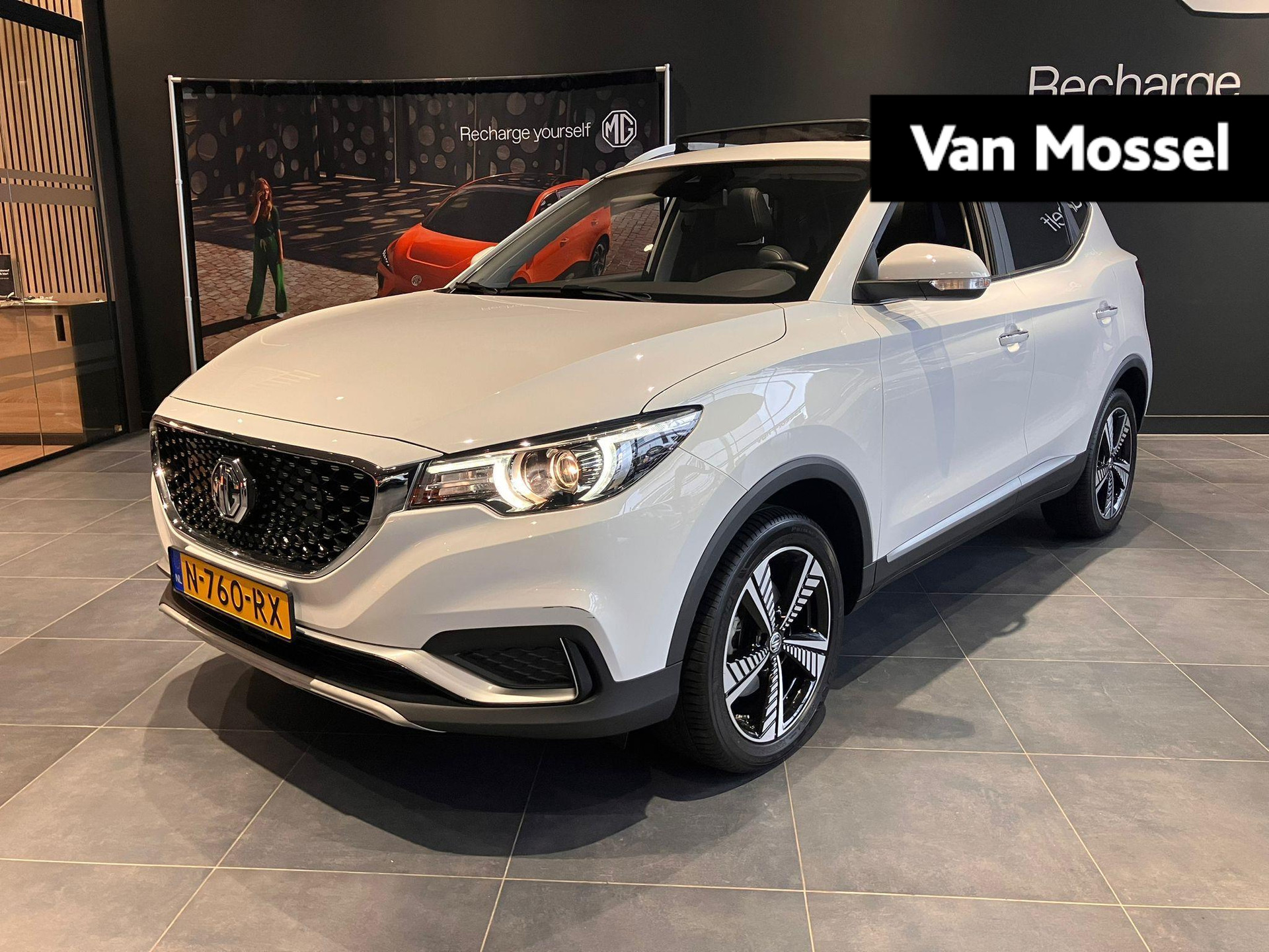 MG ZS EV Luxury 45 kWh | Panoramadak | Camera | Lederen Bekleding | Navigatie | bij viaBOVAG.nl
