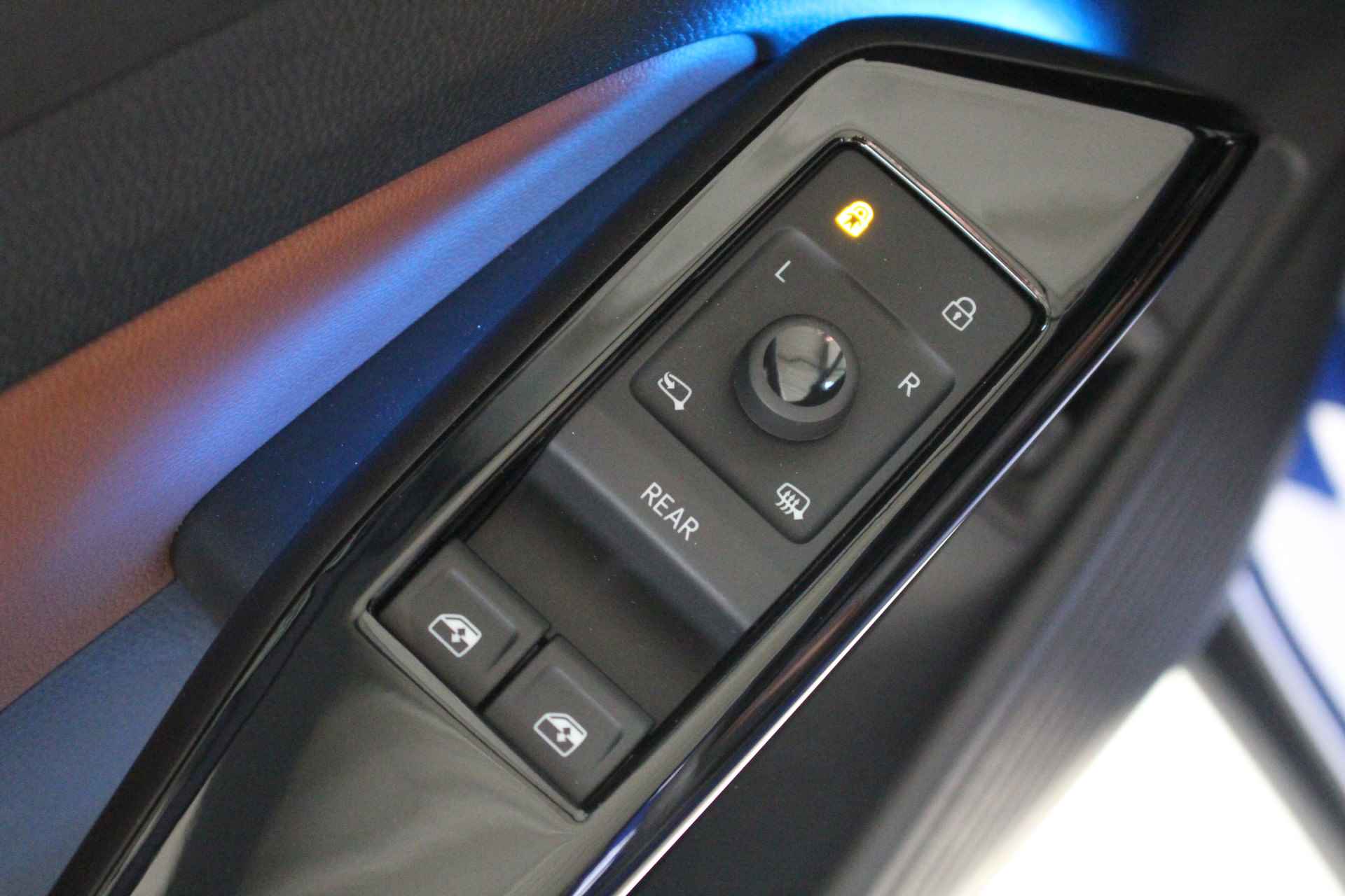 Volkswagen ID.4 1st MAX 77 kWh 204PK 8% Bijtelling Panoramadak | IQ-Light | Head Up Display  | 360 Camera | Warmtepomp | Side Assist . - 3/34