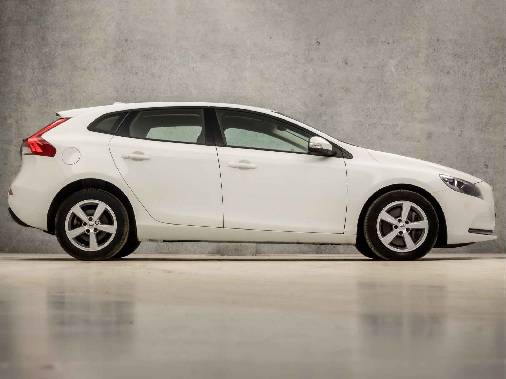 Volvo V40 1.5 T2 Sport Automaat (NAVIGATIE, CLIMATE, CAMERA, DIGITAL COCKPIT, SPORTSTOELEN, PARKEERSENSOREN, CRUISE, NIEUWSTAAT) - 4/31