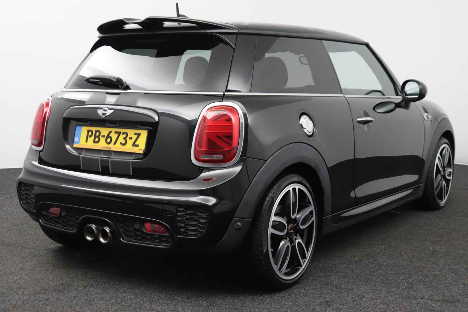 Mini Cooper S 2.0  Kings Cross JCW | Leder | Head-Up Display | Harman Kardon Audio | Stoelverwarming | - 3/57