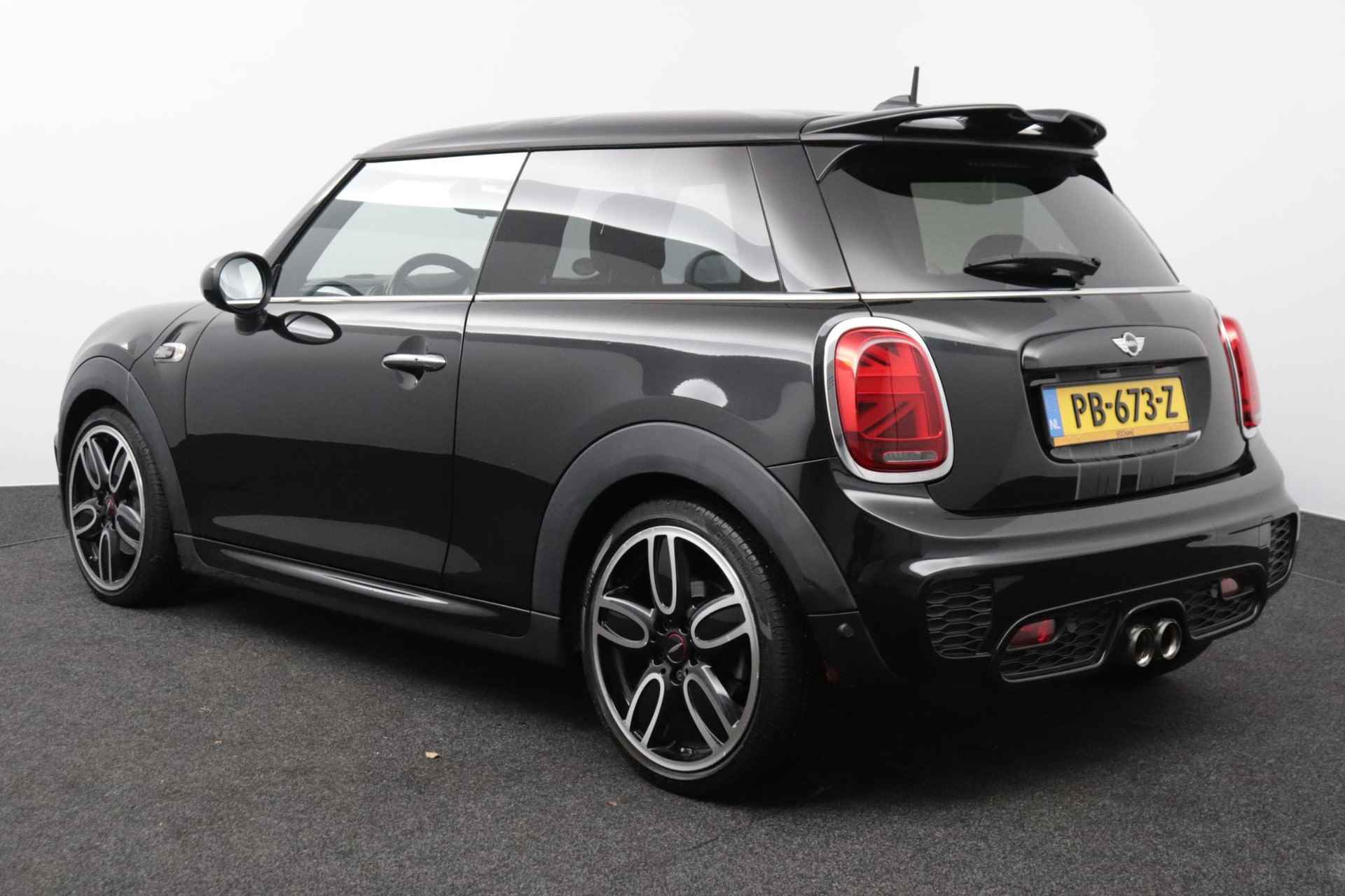 Mini Cooper S 2.0  Kings Cross JCW | Leder | Head-Up Display | Harman Kardon Audio | Stoelverwarming | - 7/57