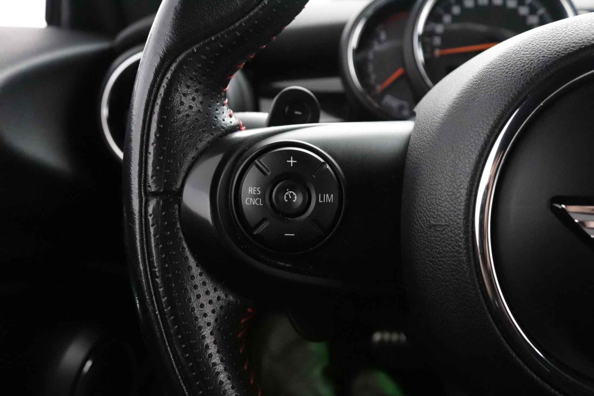 Mini Cooper S 2.0  Kings Cross JCW | Leder | Head-Up Display | Harman Kardon Audio | Stoelverwarming | - 16/57