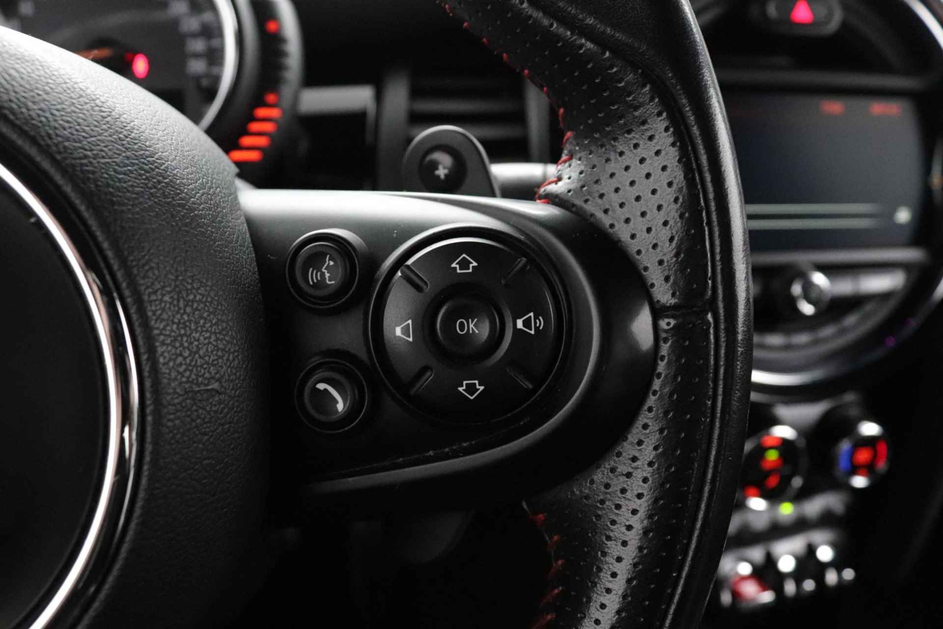 Mini Cooper S 2.0  Kings Cross JCW | Leder | Head-Up Display | Harman Kardon Audio | Stoelverwarming | - 17/57