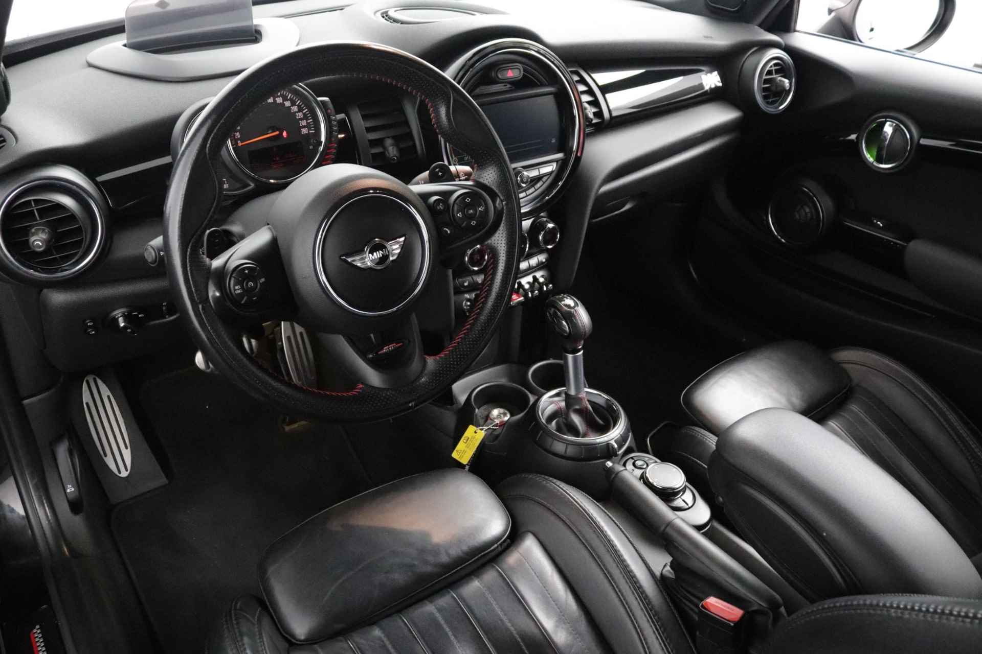 Mini Cooper S 2.0  Kings Cross JCW | Leder | Head-Up Display | Harman Kardon Audio | Stoelverwarming | - 19/57