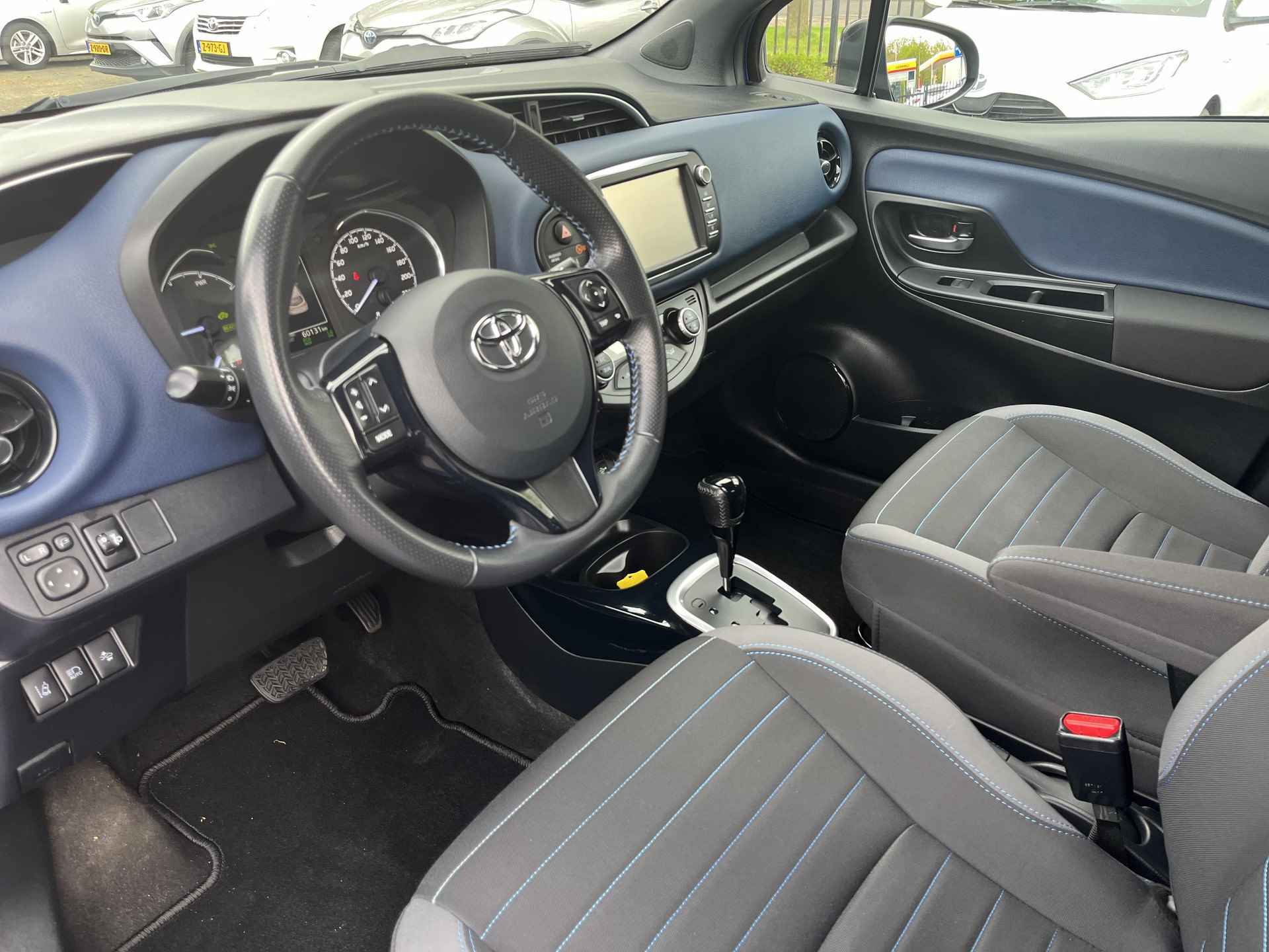 Toyota Yaris 1.5 Hybrid Bi-Tone - 11/20