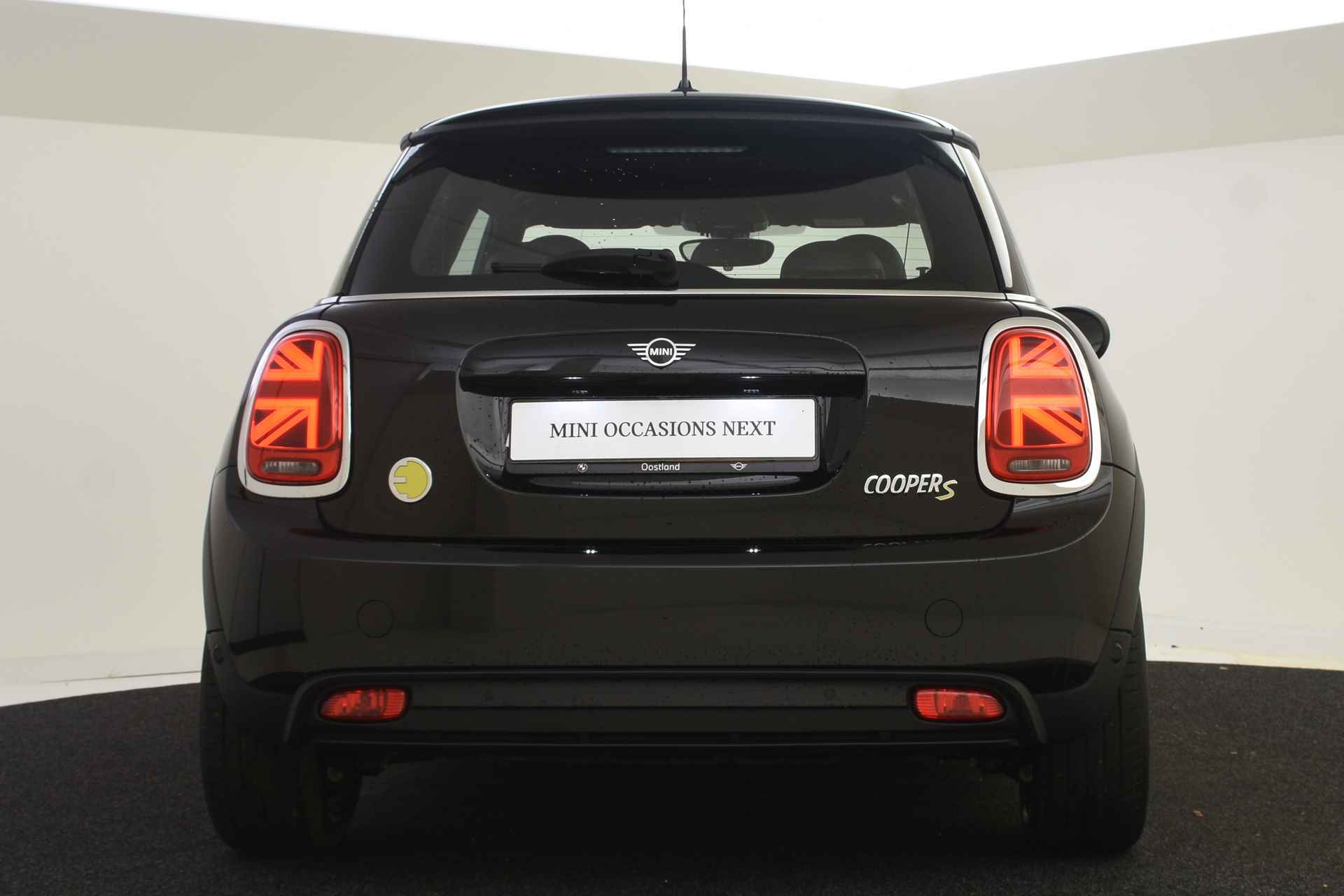 MINI Electric Classic 33 kWh / Sportstoelen / LED / Head-Up / Cruise Control / PDC achter / Navigatie - 24/45