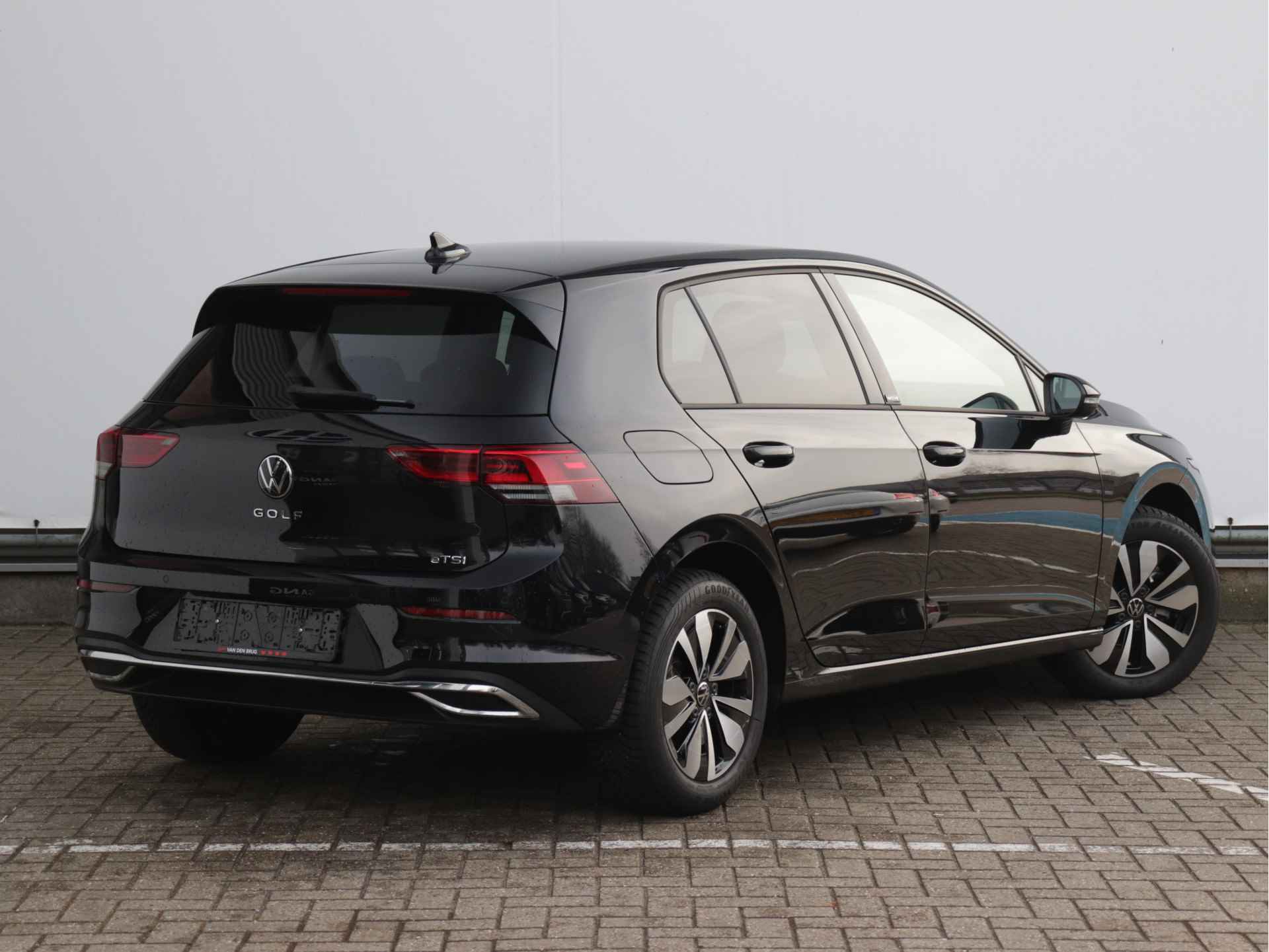 Volkswagen Golf 1.5 eTSI Move 130pk Automaat | Navigatie | Camera | Stoel- en Stuurverwarming | Getint Glas - 5/48