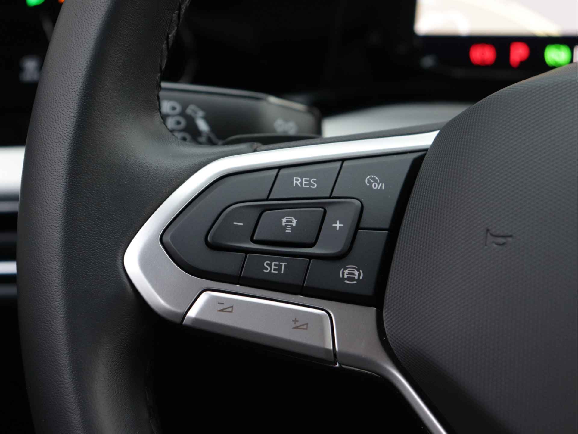 Volkswagen Golf 1.5 eTSI Move 130pk Automaat | Navigatie | Camera | Stoel- en Stuurverwarming | Getint Glas - 8/48