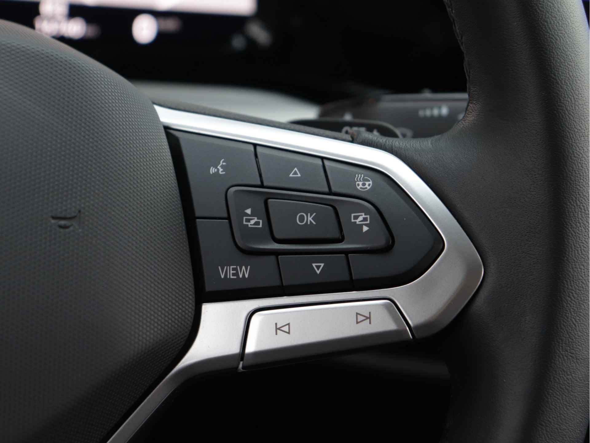 Volkswagen Golf 1.5 eTSI Move 130pk Automaat | Navigatie | Camera | Stoel- en Stuurverwarming | Getint Glas - 9/48