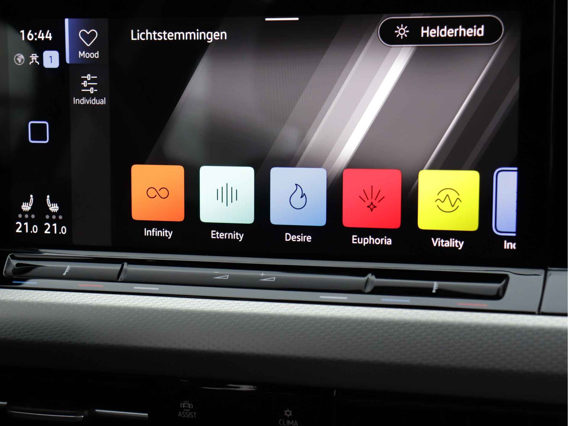 Volkswagen Golf 1.5 eTSI Move 130pk Automaat | Navigatie | Camera | Stoel- en Stuurverwarming | Getint Glas - 16/48