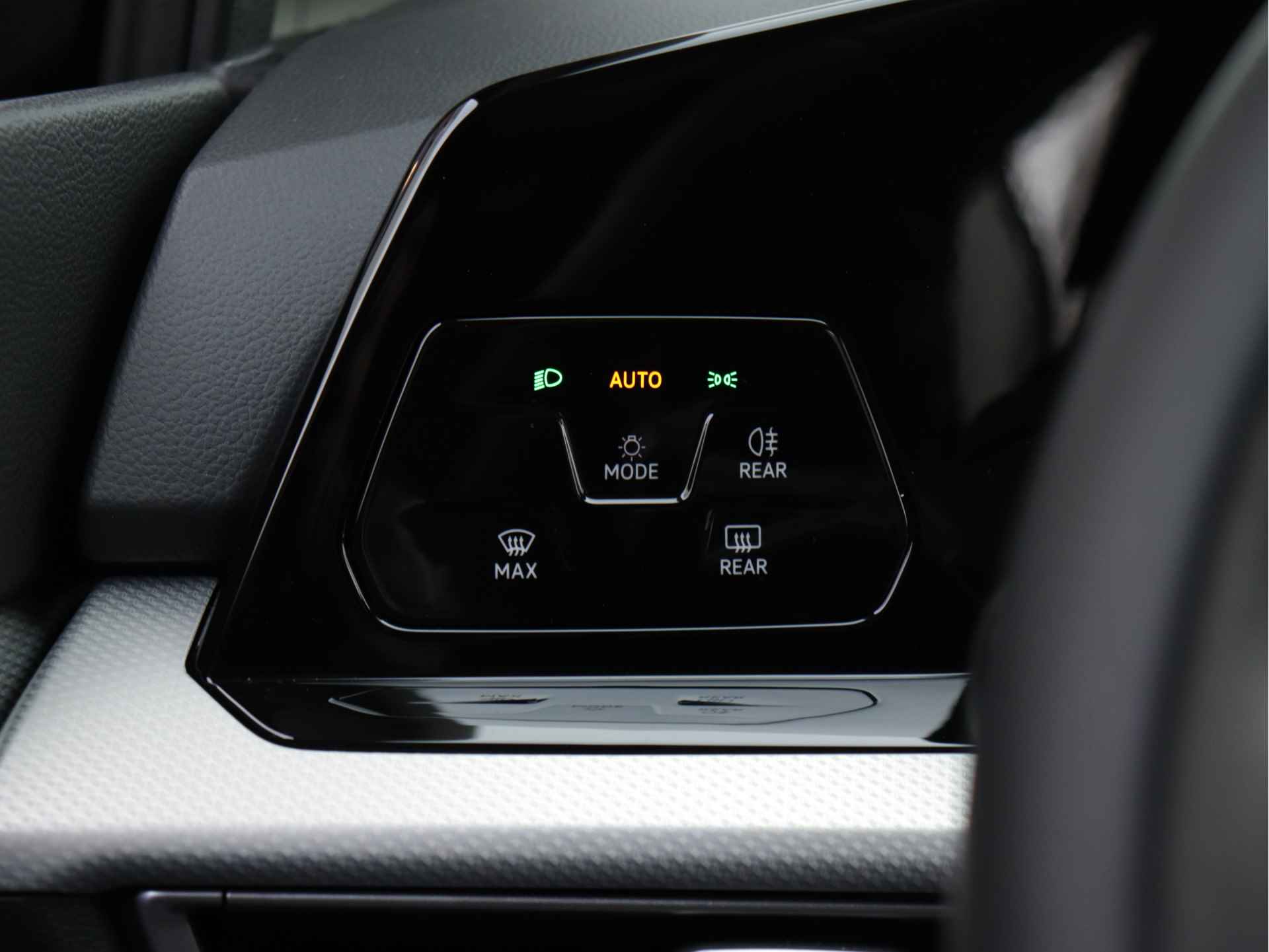Volkswagen Golf 1.5 eTSI Move 130pk Automaat | Navigatie | Camera | Stoel- en Stuurverwarming | Getint Glas - 21/48
