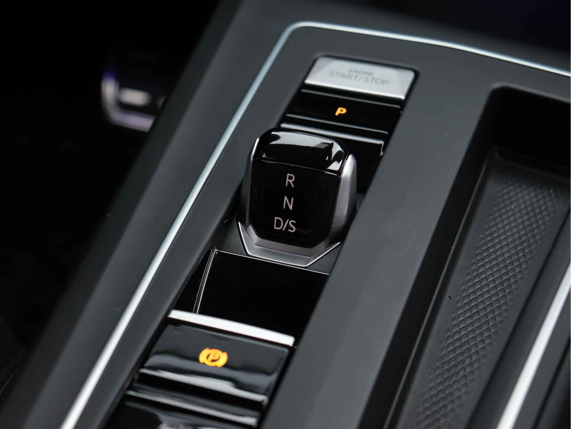 Volkswagen Golf 1.5 eTSI Move 130pk Automaat | Navigatie | Camera | Stoel- en Stuurverwarming | Getint Glas - 23/48