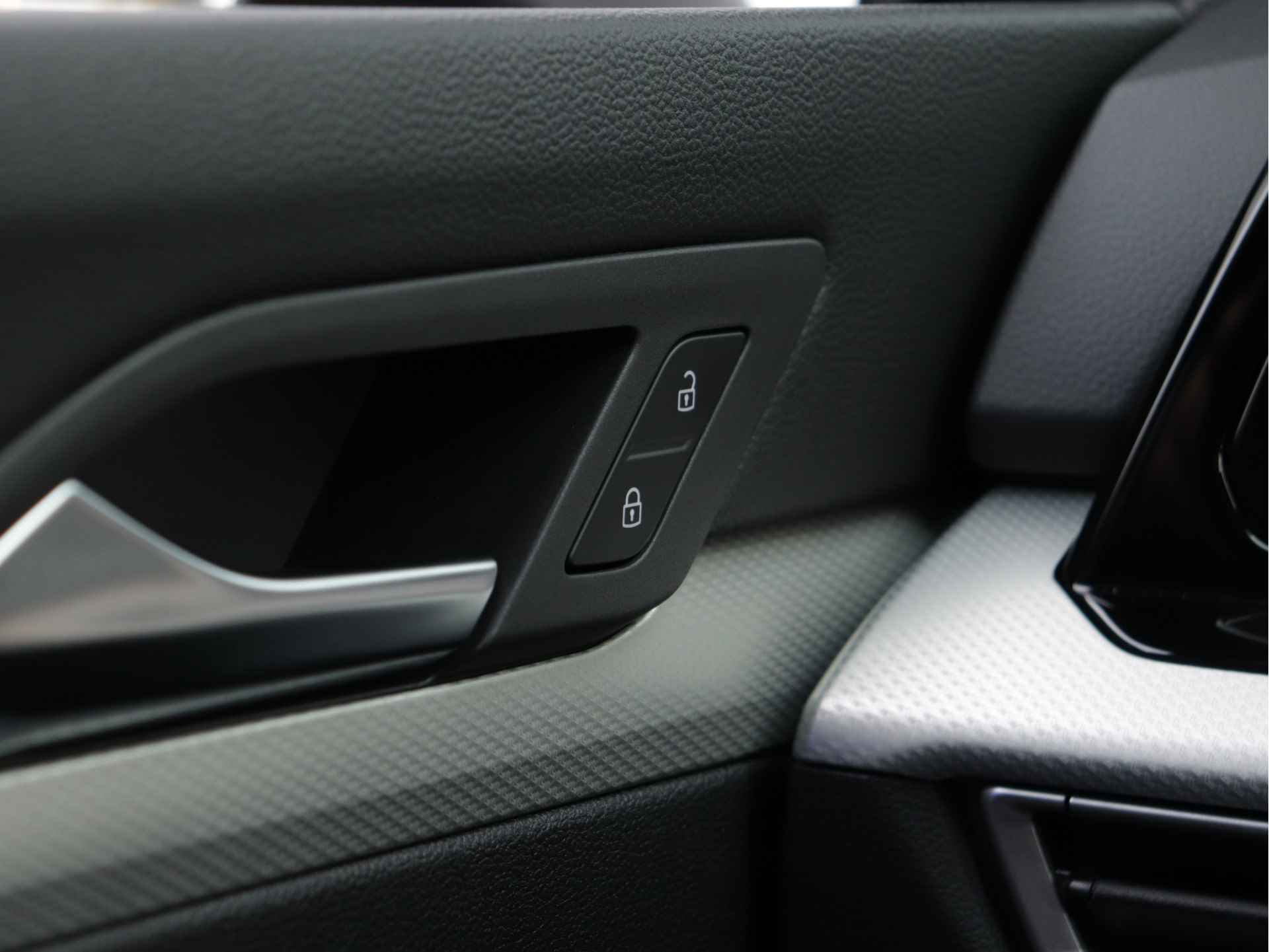 Volkswagen Golf 1.5 eTSI Move 130pk Automaat | Navigatie | Camera | Stoel- en Stuurverwarming | Getint Glas - 25/48