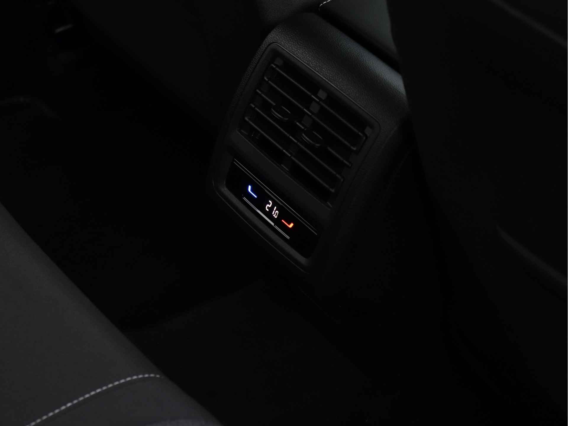 Volkswagen Golf 1.5 eTSI Move 130pk Automaat | Navigatie | Camera | Stoel- en Stuurverwarming | Getint Glas - 38/48