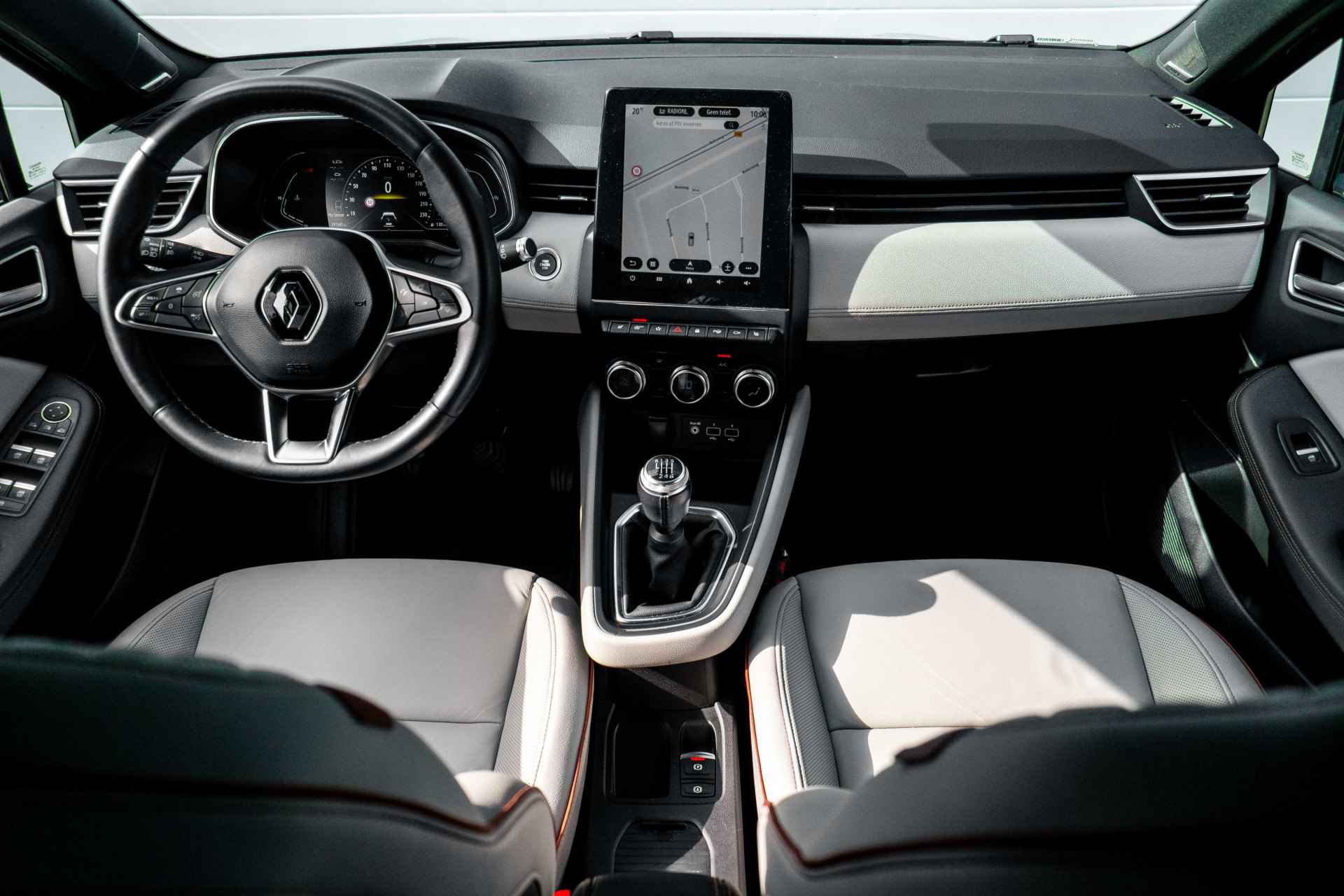 Renault Clio 1.0 TCe 90pk Initiale Paris | Stoelverwarming voor | Camera Rondom | Luxe Uitvoering | Trekhaak | incl. Bovag rijklaarpakket met 12 maanden garantie | - 8/52