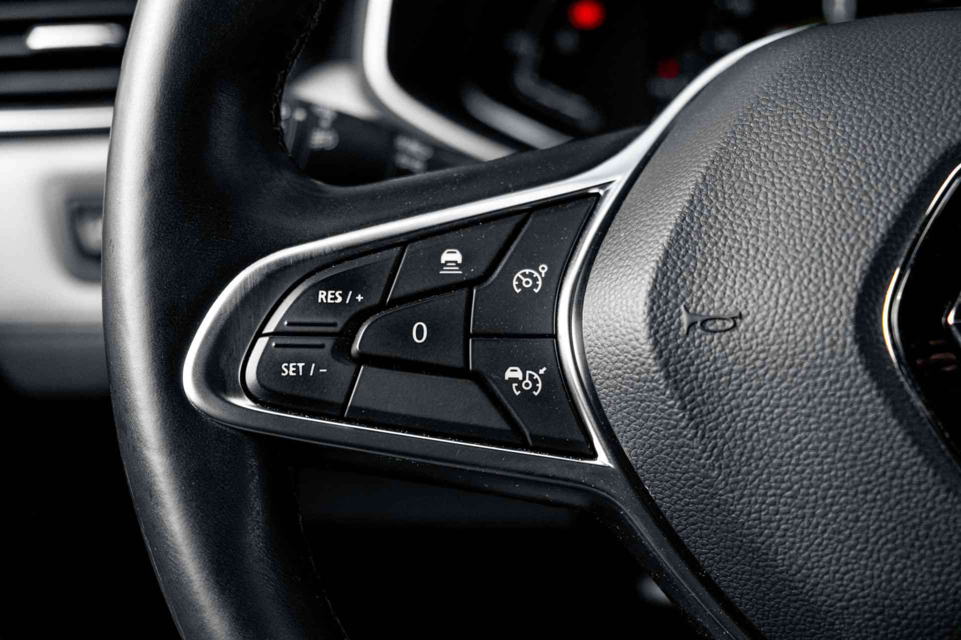 Renault Clio 1.0 TCe 90pk Initiale Paris | Stoelverwarming voor | Camera Rondom | Luxe Uitvoering | Trekhaak | incl. Bovag rijklaarpakket met 12 maanden garantie | - 10/52