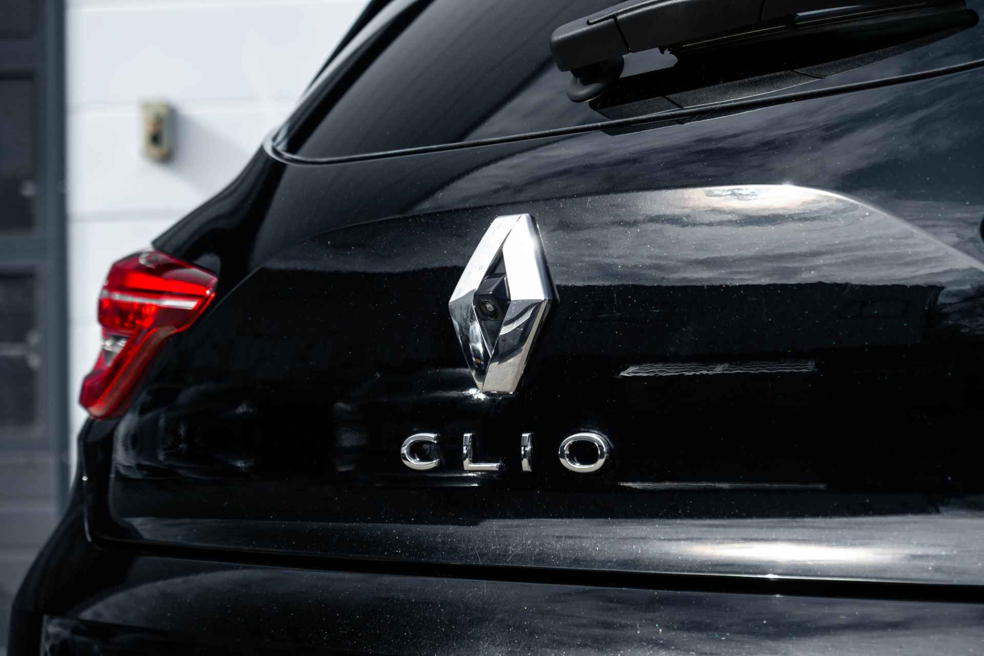 Renault Clio 1.0 TCe 90pk Initiale Paris | Stoelverwarming voor | Camera Rondom | Luxe Uitvoering | Trekhaak | incl. Bovag rijklaarpakket met 12 maanden garantie | - 24/52