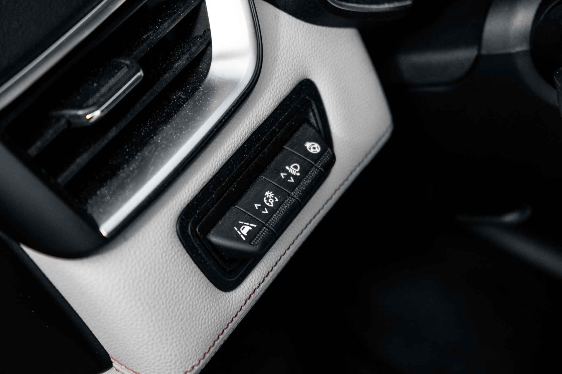 Renault Clio 1.0 TCe 90pk Initiale Paris | Stoelverwarming voor | Camera Rondom | Luxe Uitvoering | Trekhaak | incl. Bovag rijklaarpakket met 12 maanden garantie | - 31/52