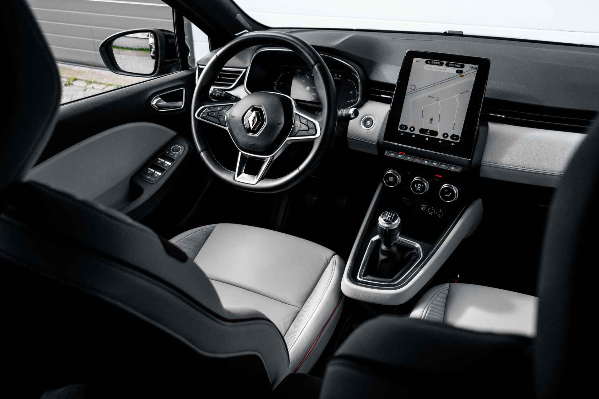 Renault Clio 1.0 TCe 90pk Initiale Paris | Stoelverwarming voor | Camera Rondom | Luxe Uitvoering | Trekhaak | incl. Bovag rijklaarpakket met 12 maanden garantie | - 33/52