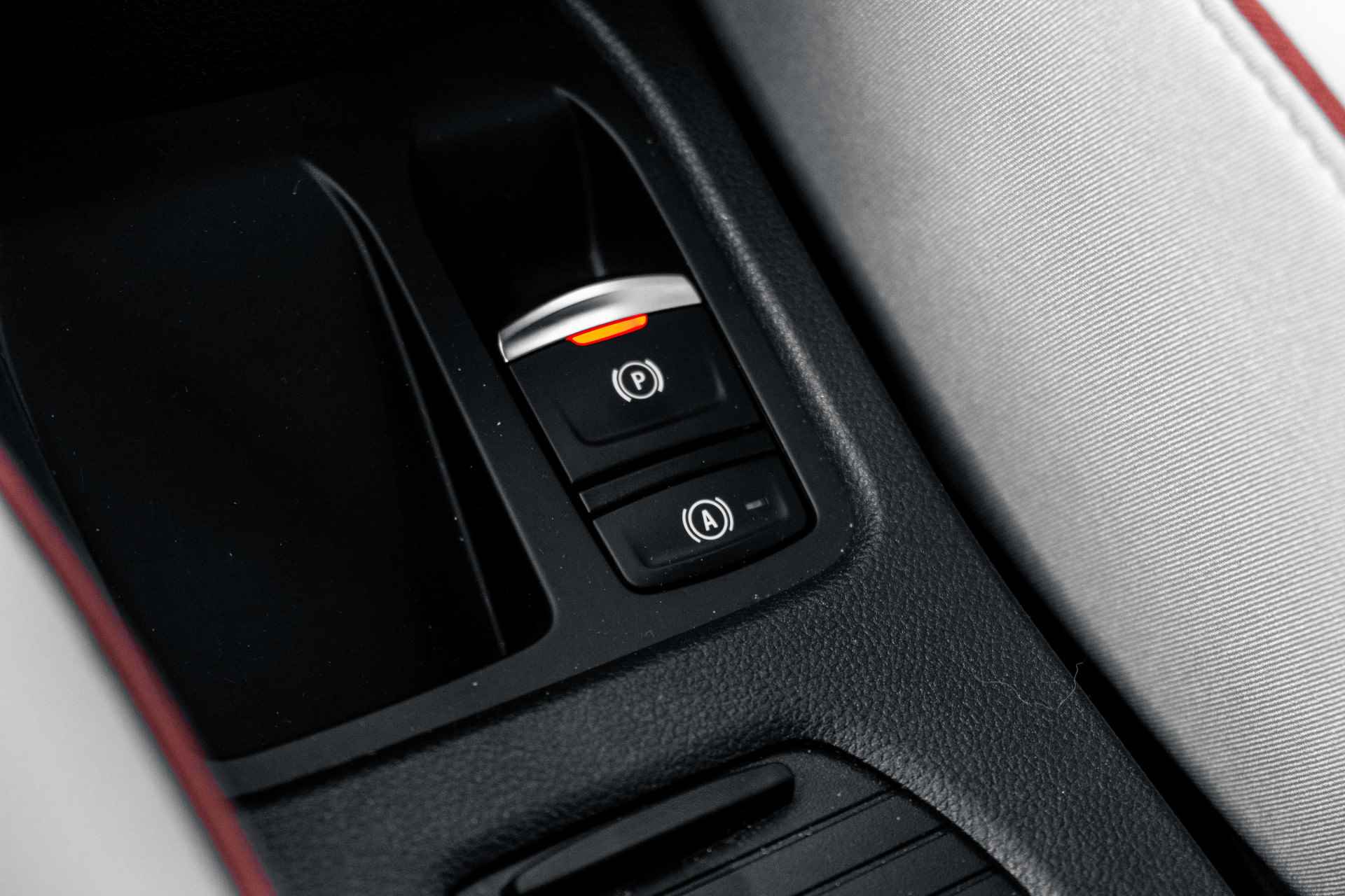 Renault Clio 1.0 TCe 90pk Initiale Paris | Stoelverwarming voor | Camera Rondom | Luxe Uitvoering | Trekhaak | incl. Bovag rijklaarpakket met 12 maanden garantie | - 37/52