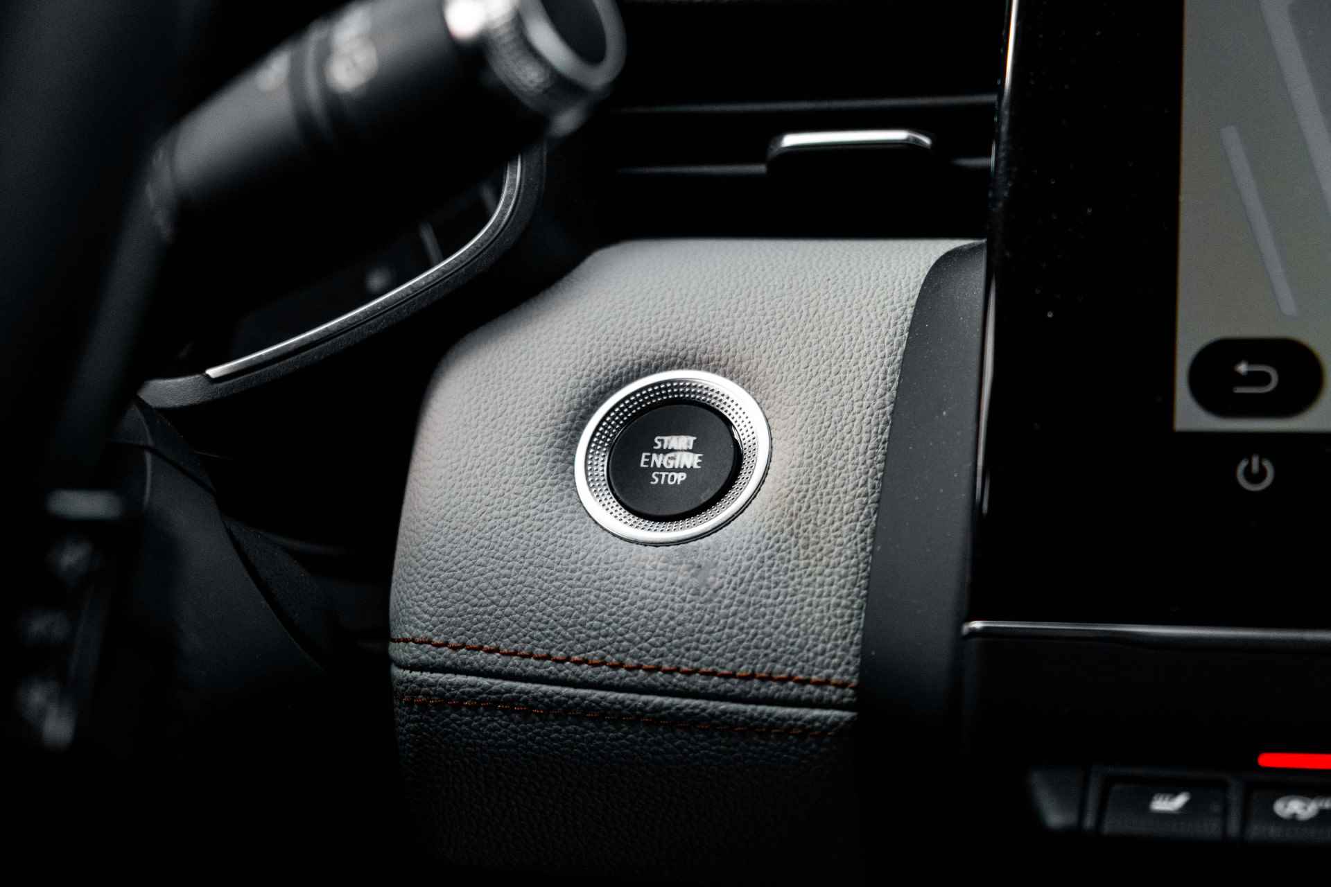 Renault Clio 1.0 TCe 90pk Initiale Paris | Stoelverwarming voor | Camera Rondom | Luxe Uitvoering | Trekhaak | incl. Bovag rijklaarpakket met 12 maanden garantie | - 41/52