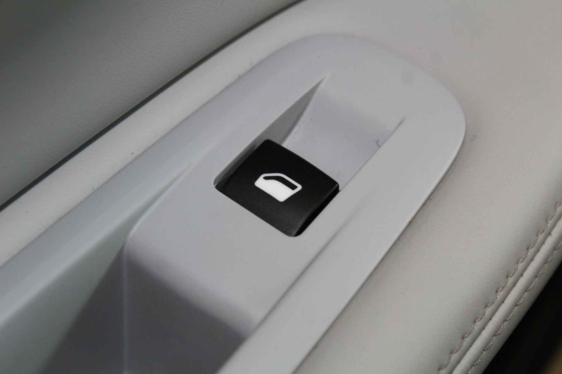 Peugeot 308 1.2 PureTech Allure | Incl. 1 jaar Garantie | Cruise controle | Stoelmassage | Elektrisch verstelbare stoelen met geheugen | Achteruitrijcamera | Climate controle | Stoelverwarming | Parkeersensoren V+A | Navigatie | Xenon koplampen | Lederen bekleding | Automatisch inparkeren | Dodehoek detectie | 17 Inch LMV | - 21/59