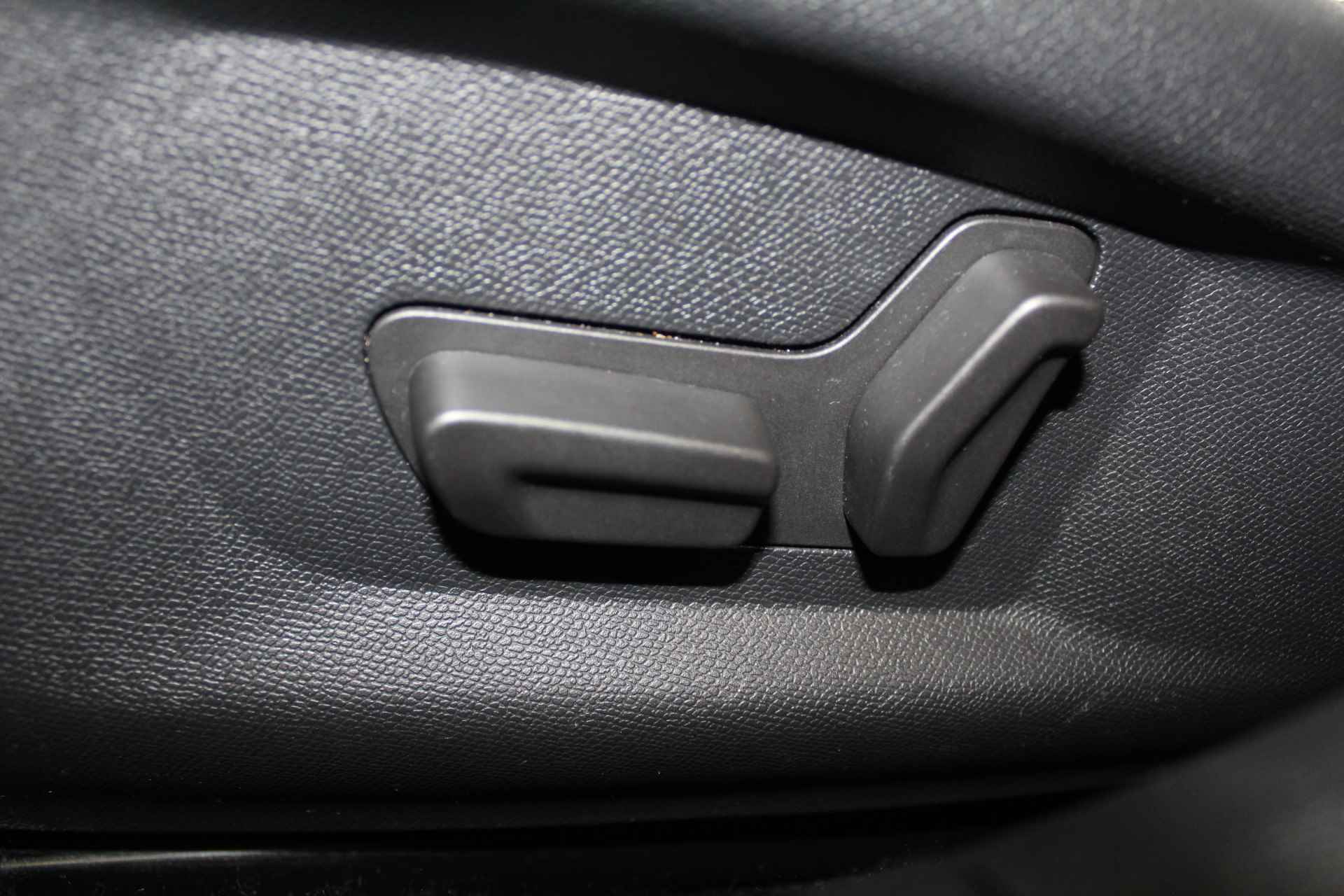 Peugeot 308 1.2 PureTech Allure | Incl. 1 jaar Garantie | Cruise controle | Stoelmassage | Elektrisch verstelbare stoelen met geheugen | Achteruitrijcamera | Climate controle | Stoelverwarming | Parkeersensoren V+A | Navigatie | Xenon koplampen | Lederen bekleding | Automatisch inparkeren | Dodehoek detectie | 17 Inch LMV | - 32/59