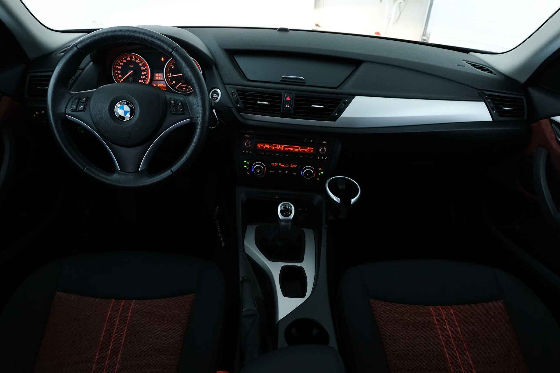 BMW X1 sDrive18i Executive / CRUISE / CLIMA / PDC / - 5/30