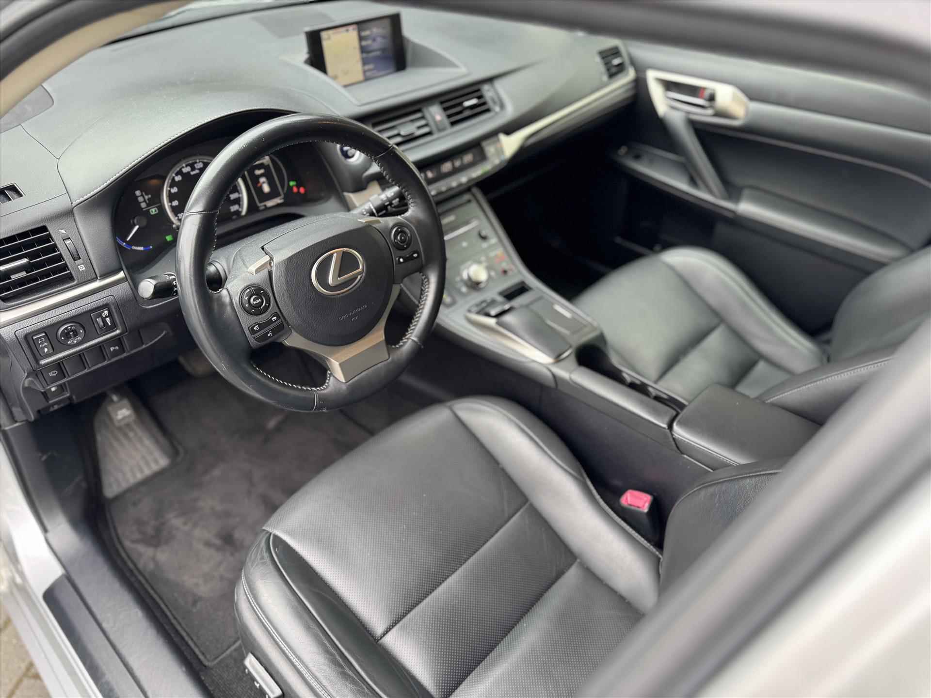 Lexus Ct 200h Luxury Line | Leer, Geheugenfunctie, Stoelverwarming, Parkeersensoren, Navigatie, Camera, Licht + Regensensor - 15/35