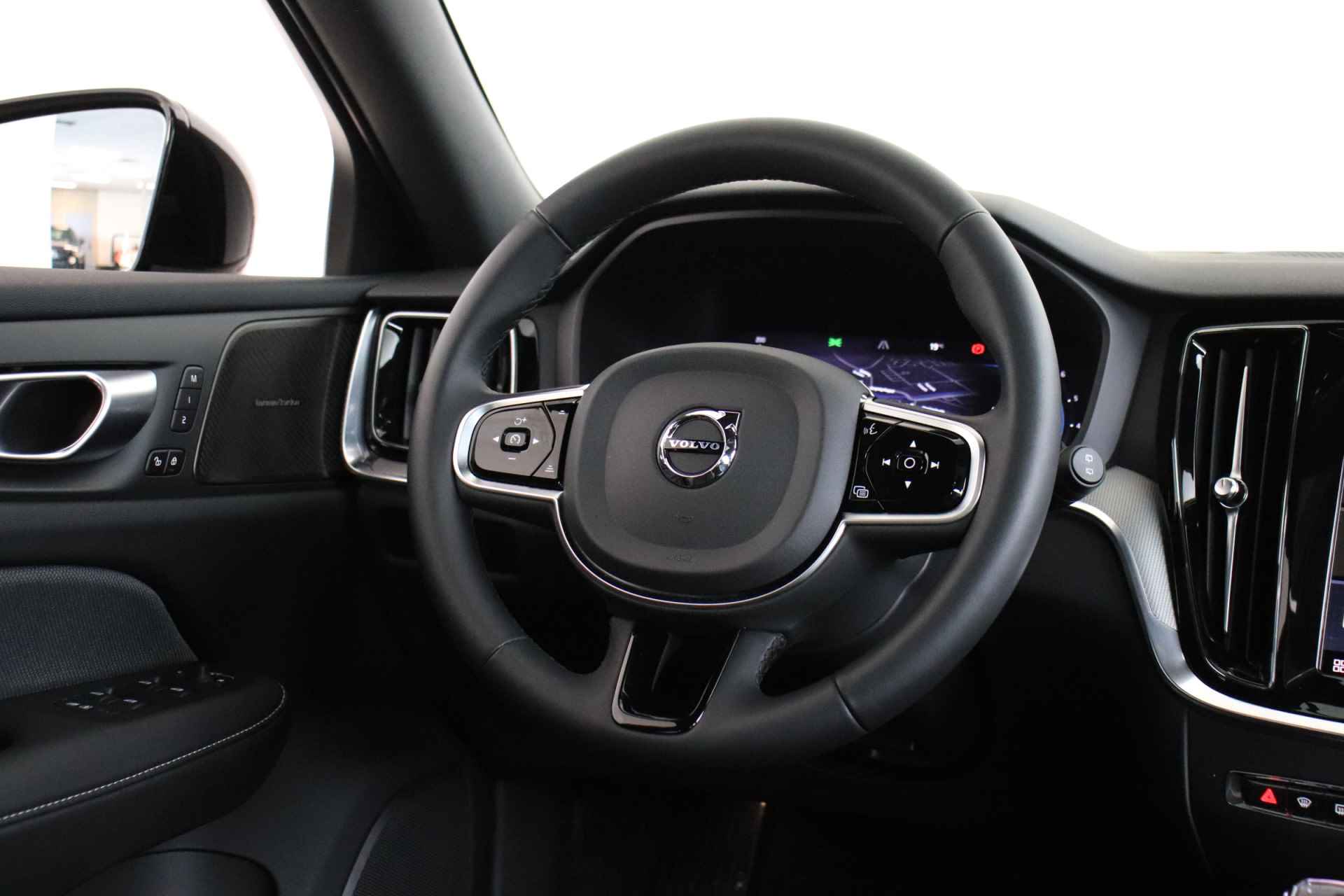 Volvo V60 B4 Plus Dark | Panoramadak | 360º camera | Harman Kardon | Stoel- en stuurverwarming | Trekhaak - 19/42